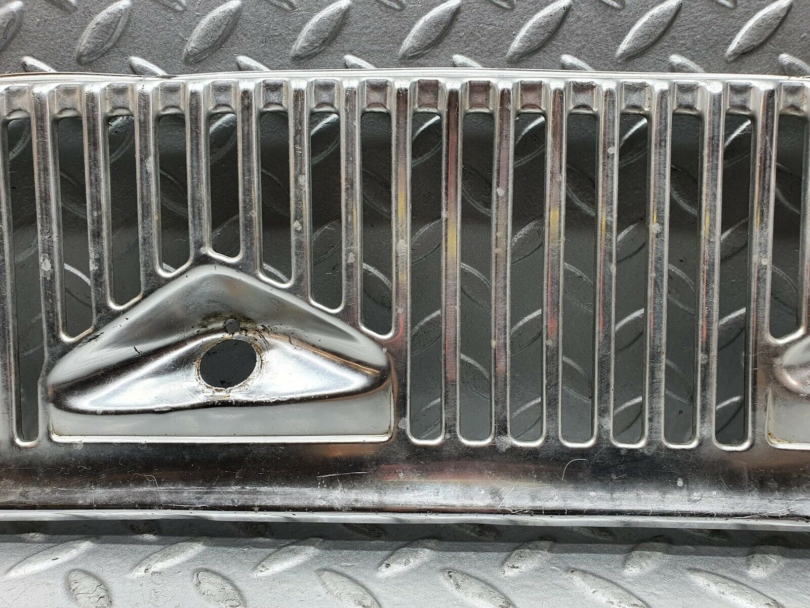 0160 Mercedes-Benz W116 350SE Air Intake Grill Chrome