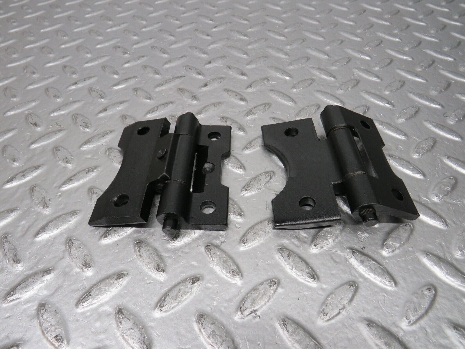 31120 Mercedes-Benz W123 200D Door Hinge Pair 1237200037