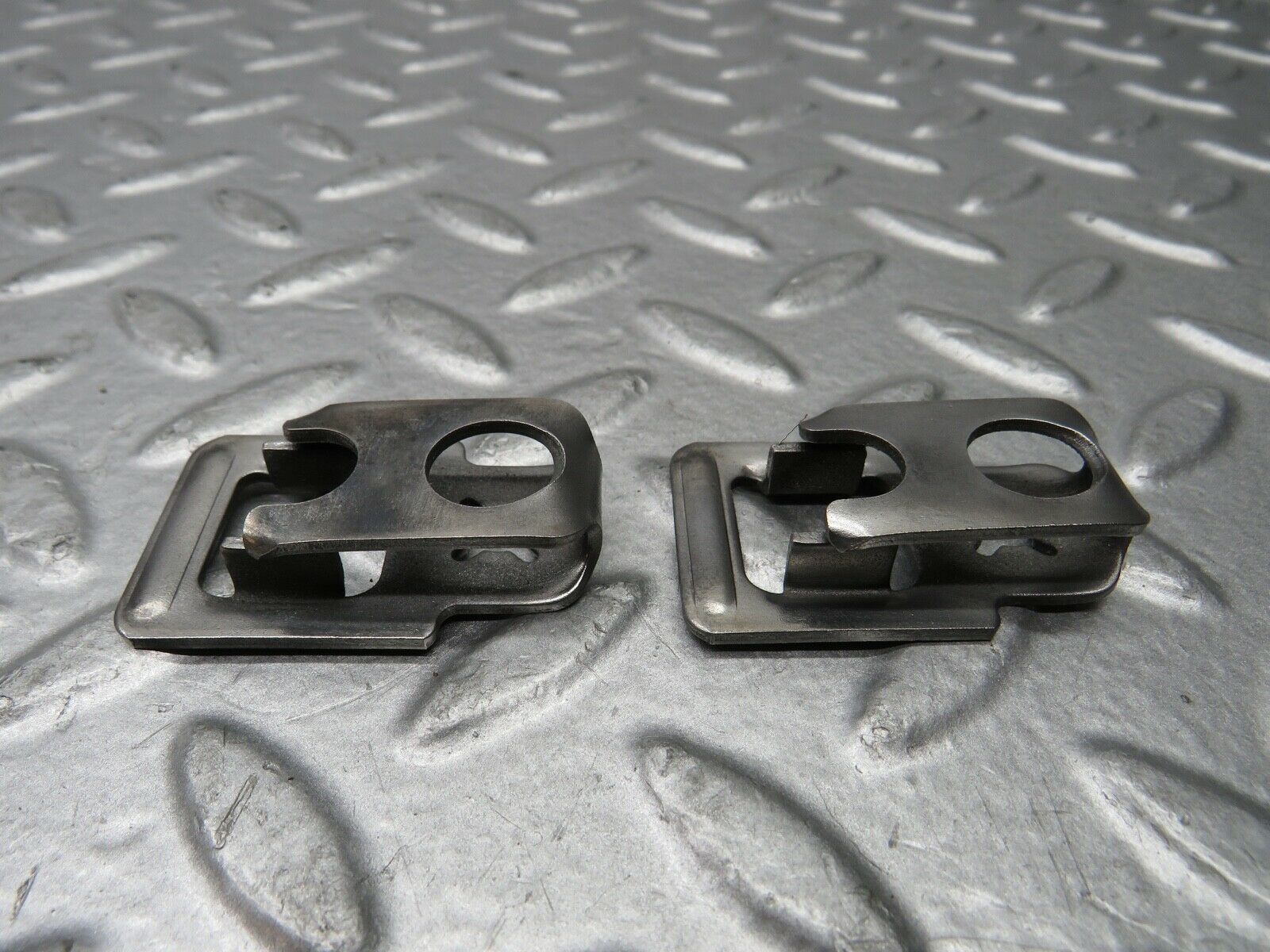 21802 Mercedes-Benz W126 300SE Fuel Injector Bracket 2 pcs