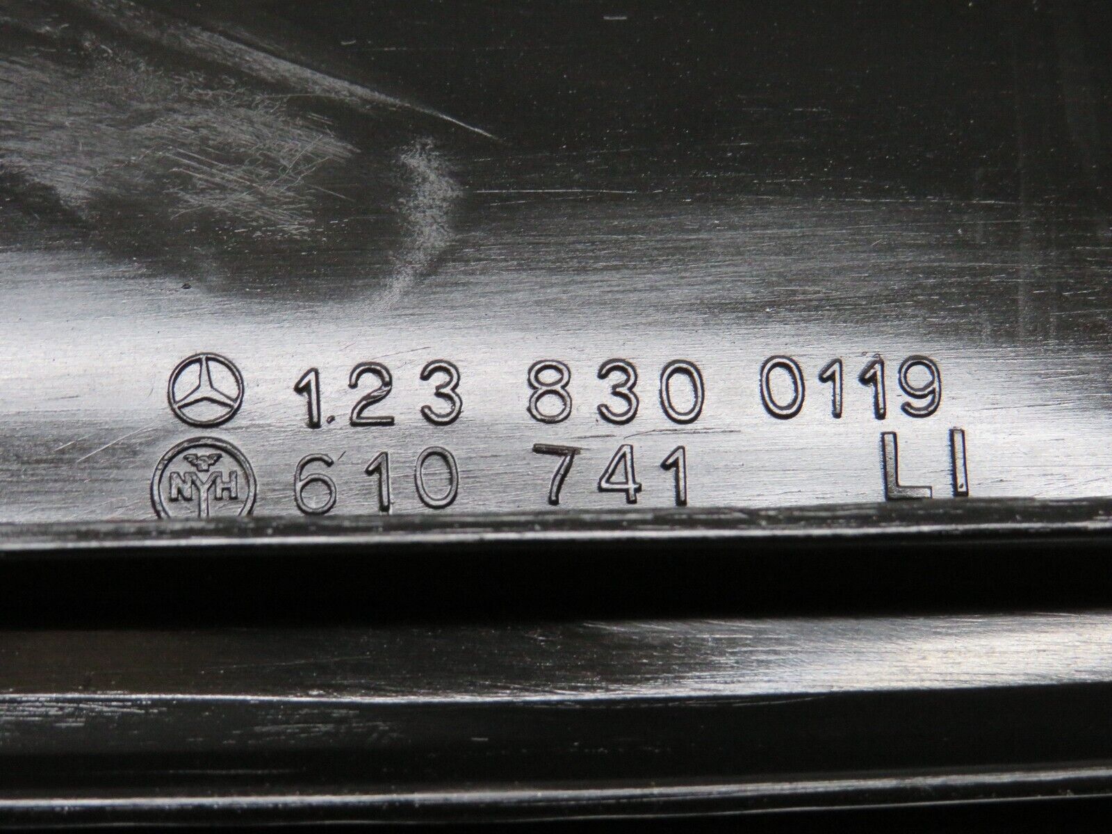 29877 Mercedes-Benz W123 230E Air Duct Vent Pair 1238300119 1238300219