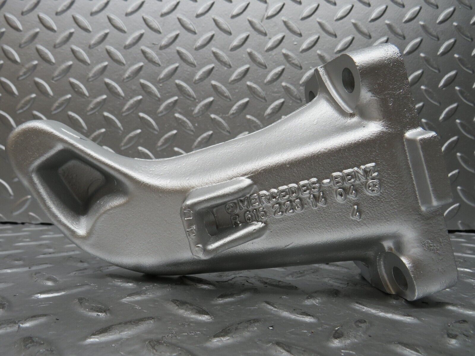 26826 Mercedes-Benz W123 240D Engine Mount Bracket Right Side 6152231404