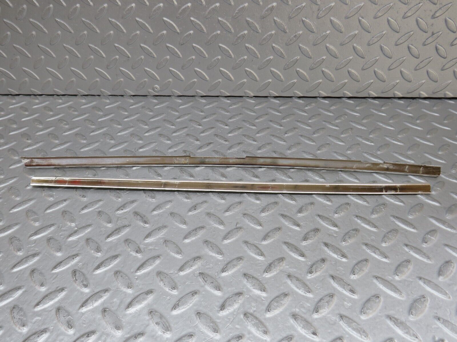 35868 Mercedes-Benz W108 Front Right Door Chrome Trim Pair