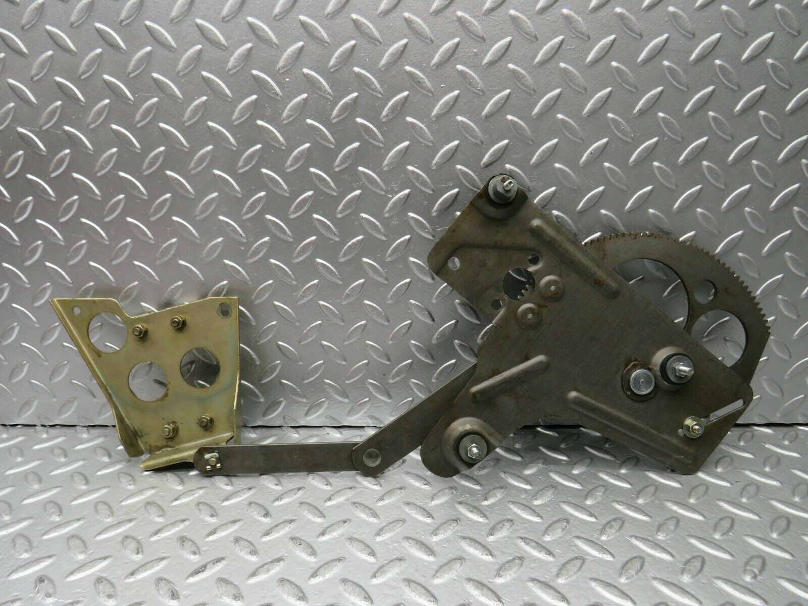 22892 Mercedes-Benz C107 450SLC Rear Right Power Window Regulator 1076701003