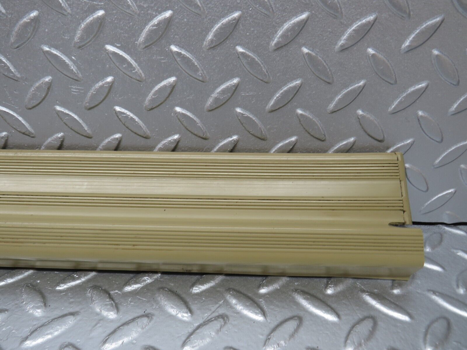 33982 Mercedes-Benz W124 260E Front Right Door Sill Beige