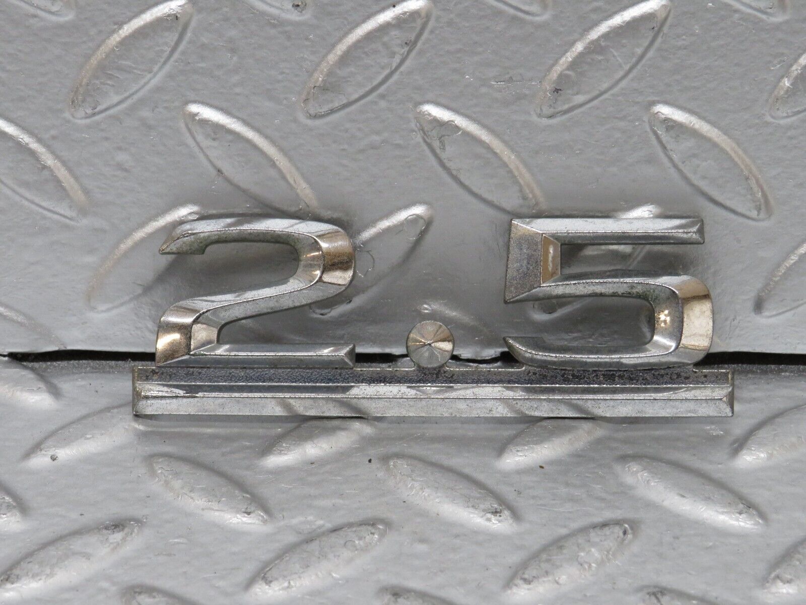 25200 Mercedes-Benz W201 190D Trunk Badge 2.5 Emblem