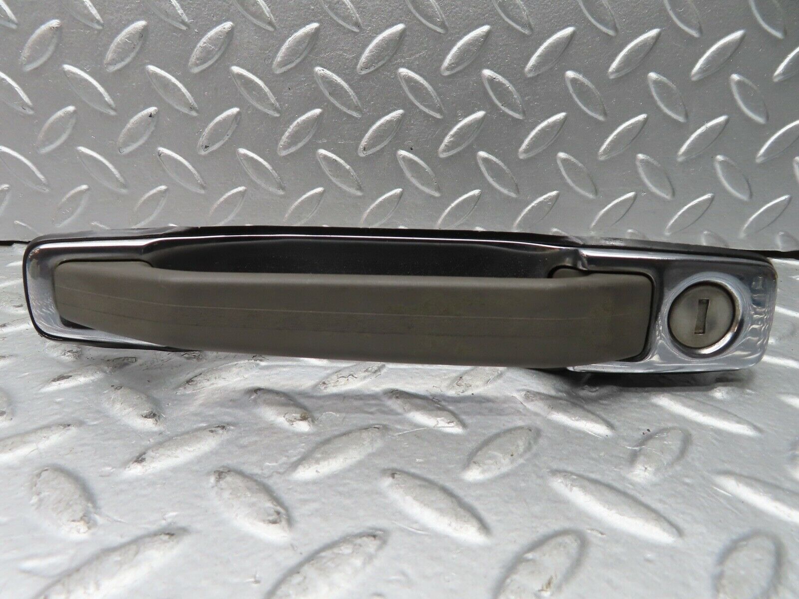 21538 Mercedes-Benz W126 300SE Front Right Exterior Door Handle No Key