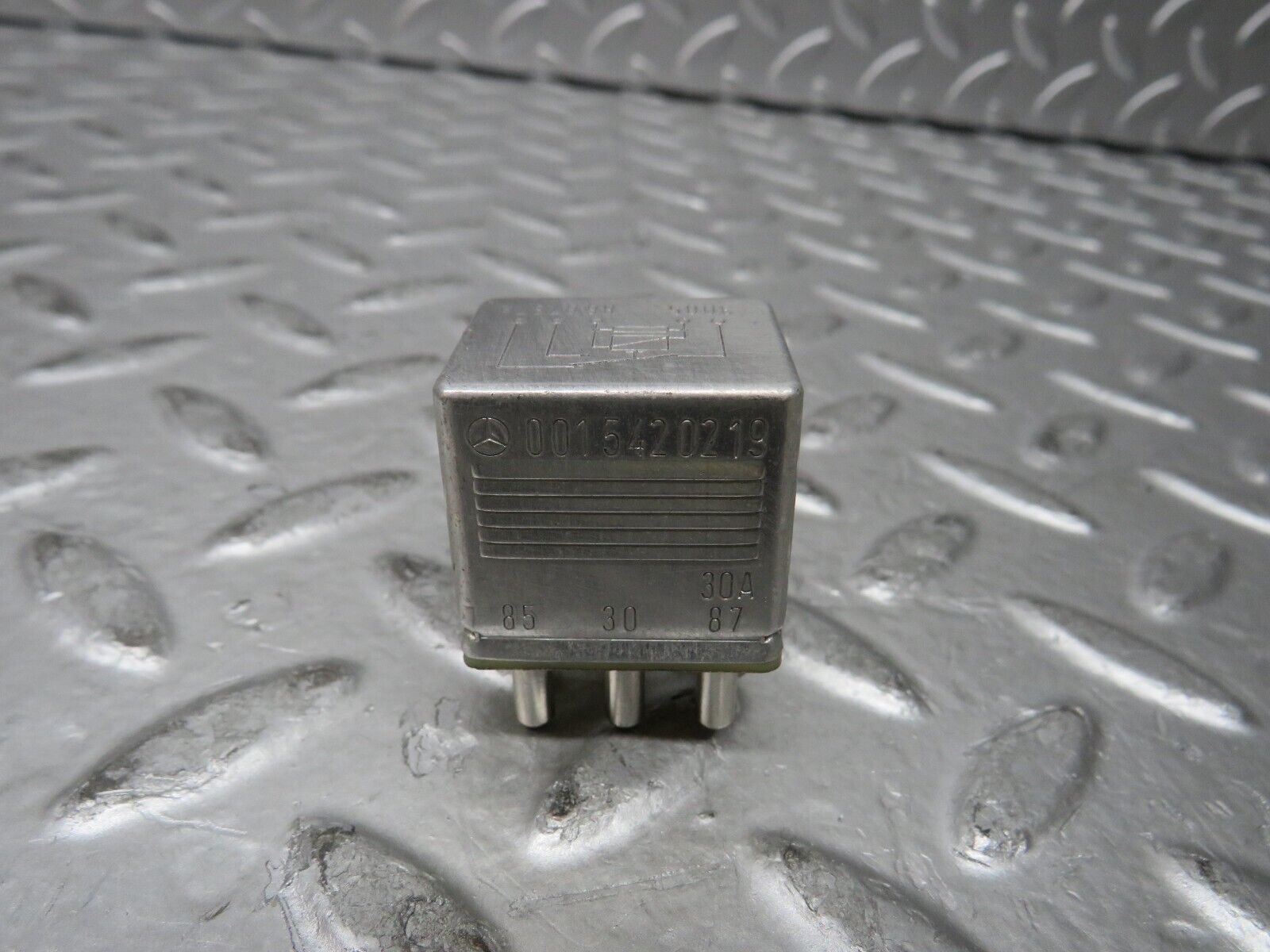 28666 Mercedes-Benz W123 230E Multi Purpose Relay 0015420219