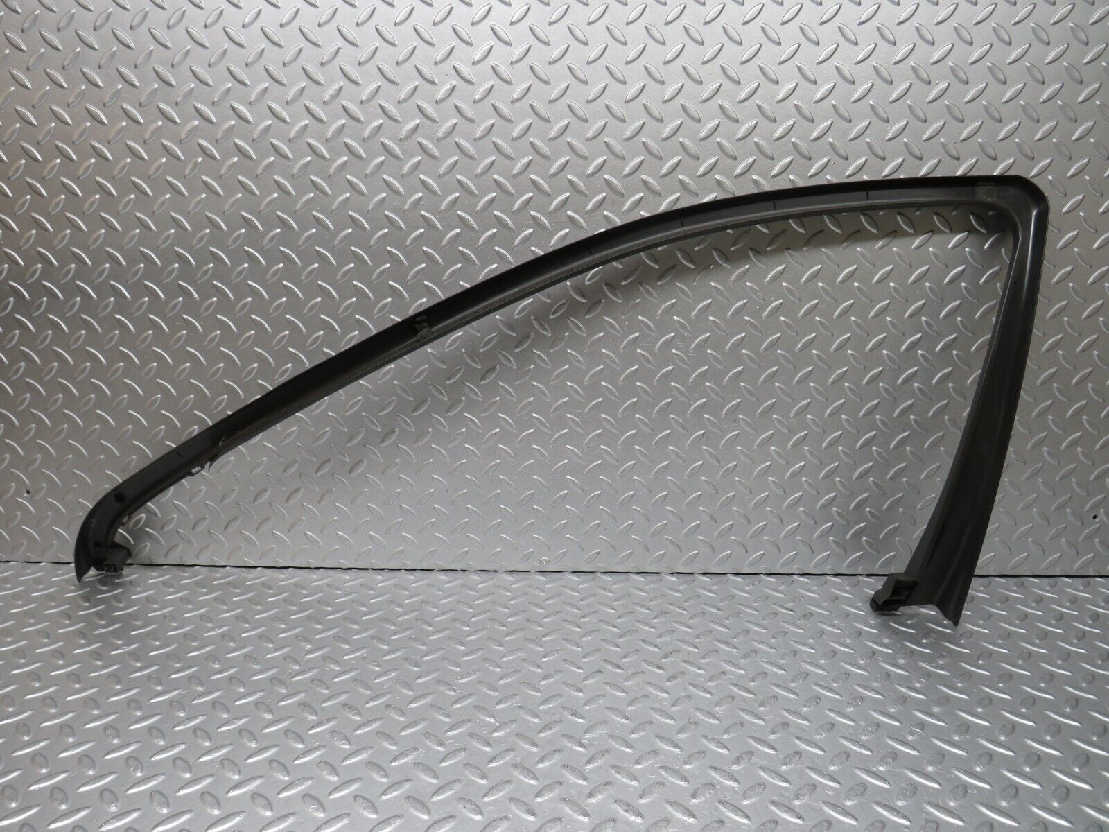 35286 Mercedes-Benz W221 Front Left Door Window Frame Trim 2217250171