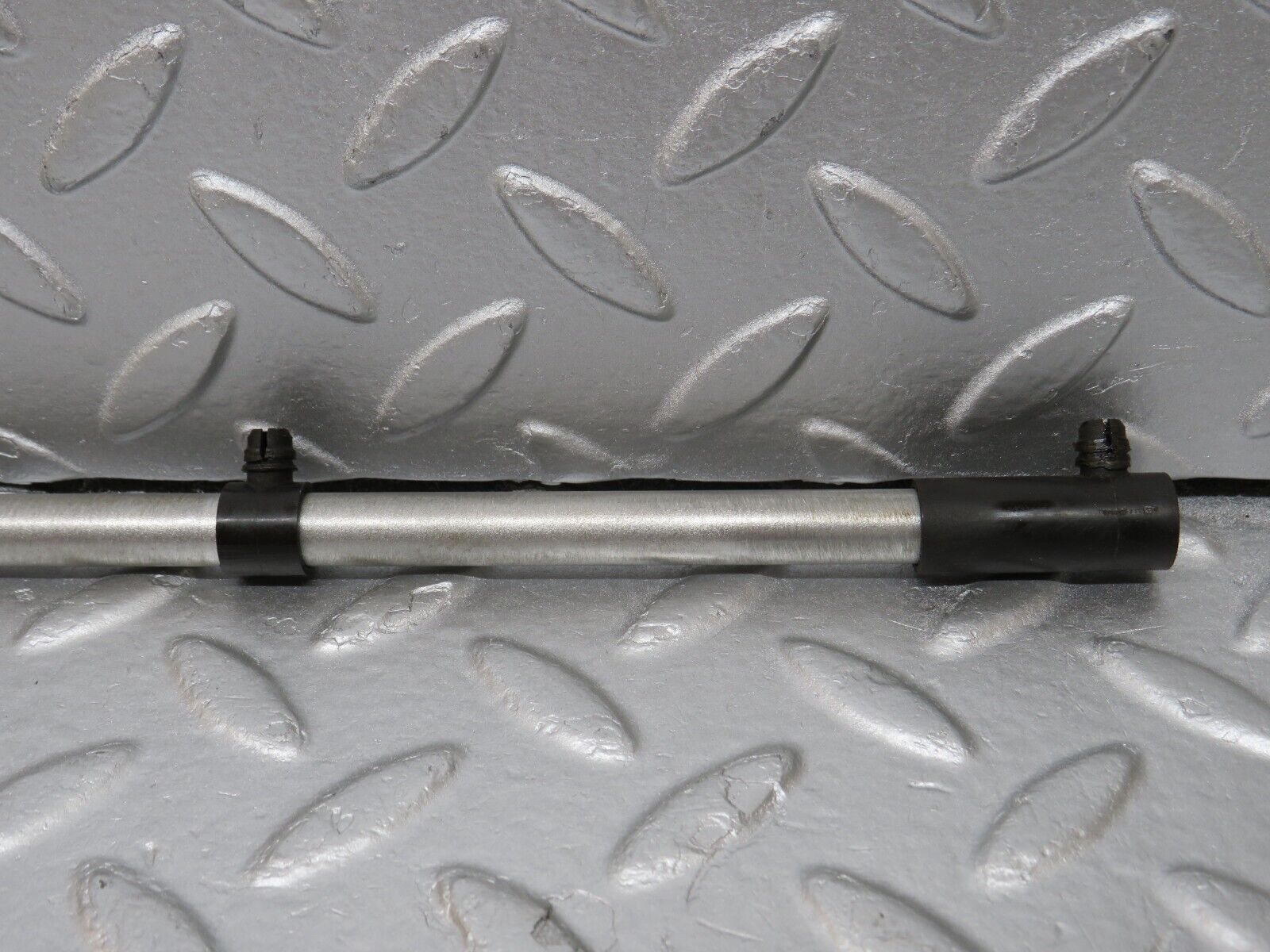 34549 Mercedes-Benz C126 380SEC Coupe Camshaft Oil Tube