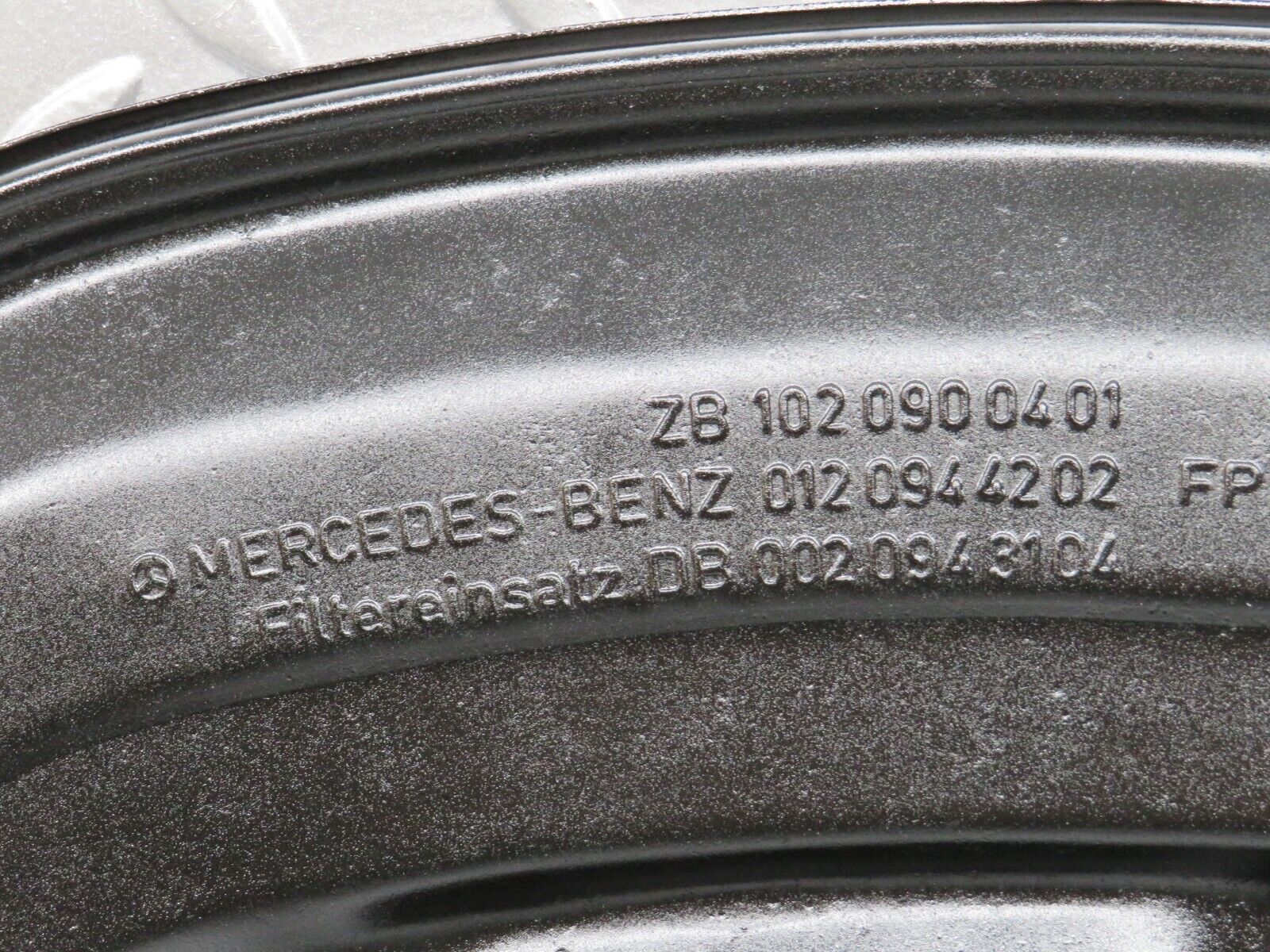 29624 Mercedes-Benz W123 230E Air Filter Box Housing Lid 0120944202