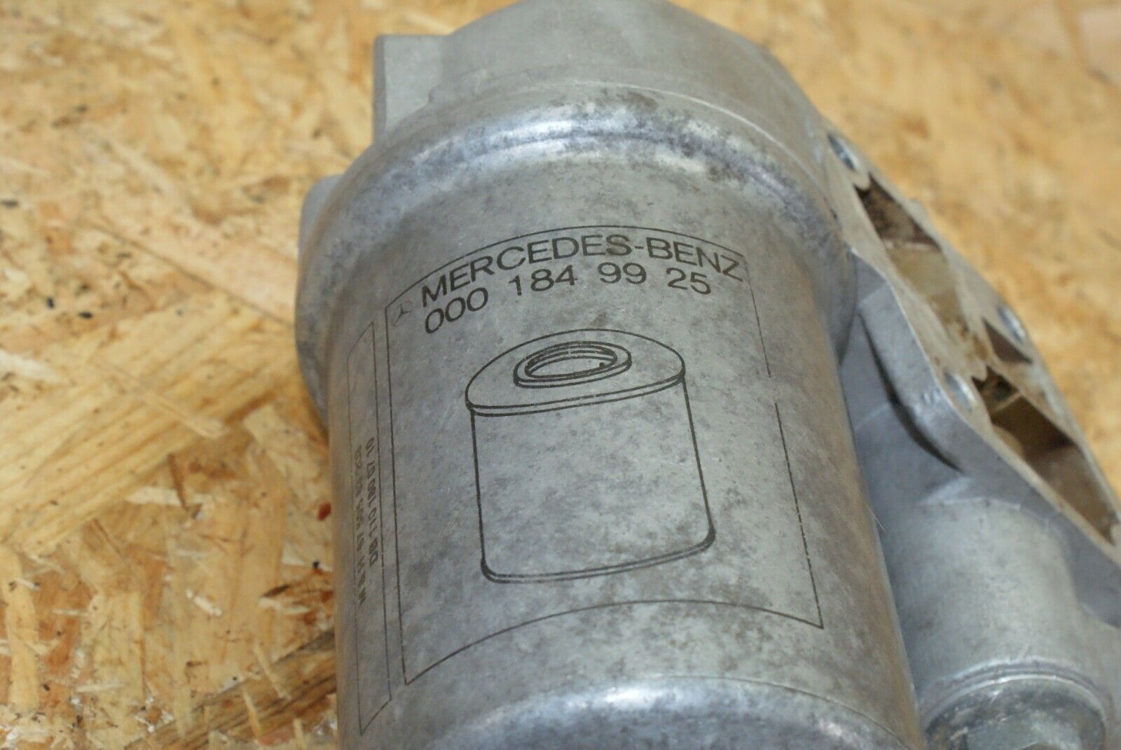 2376 Mercedes-Benz W123 280E Oil Filter House 1101800111