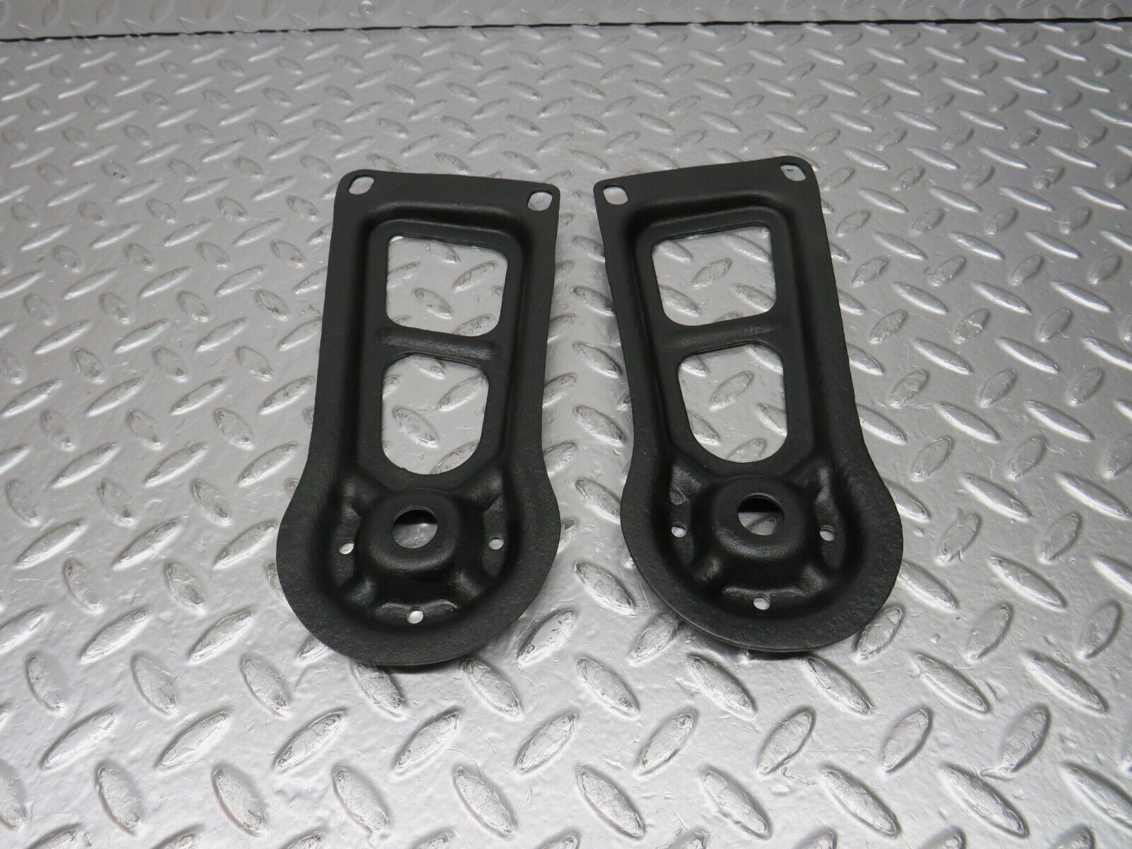 31122 Mercedes-Benz W123 200D Rear Suspension Axle Mounting Bracket