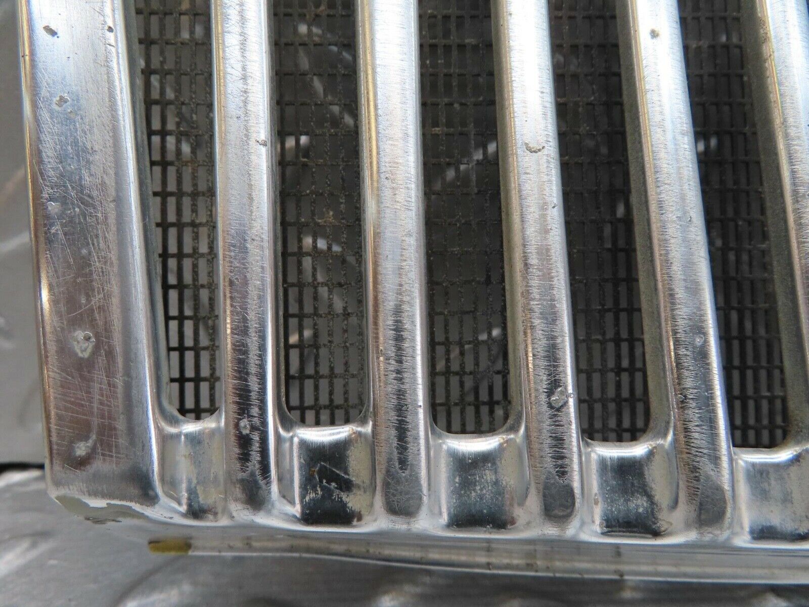 14208 Mercedes-Benz W116 350SE Air Intake Chrome Grill