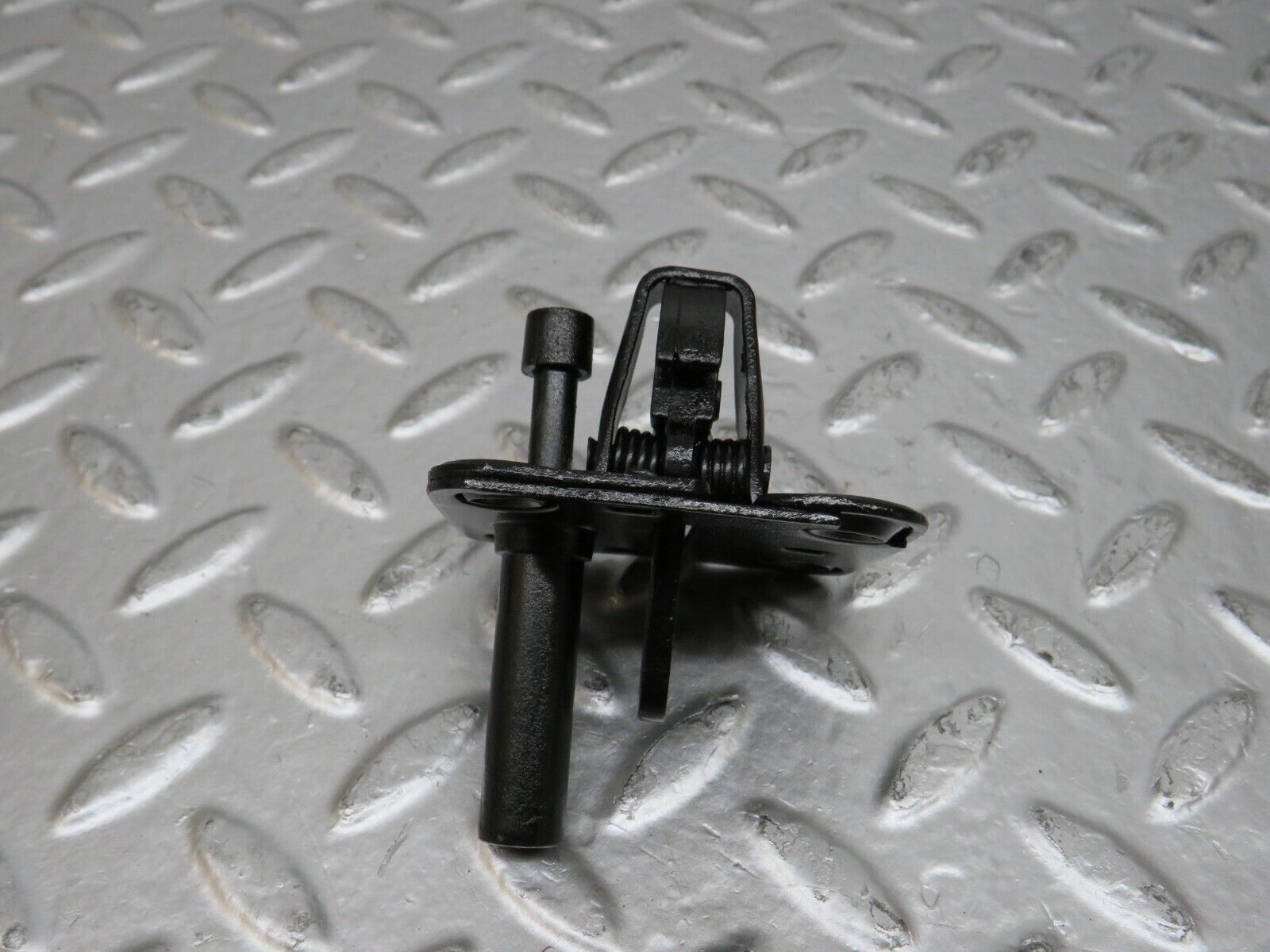 25418 Mercedes-Benz W123 200 Bonnet Lock Catch