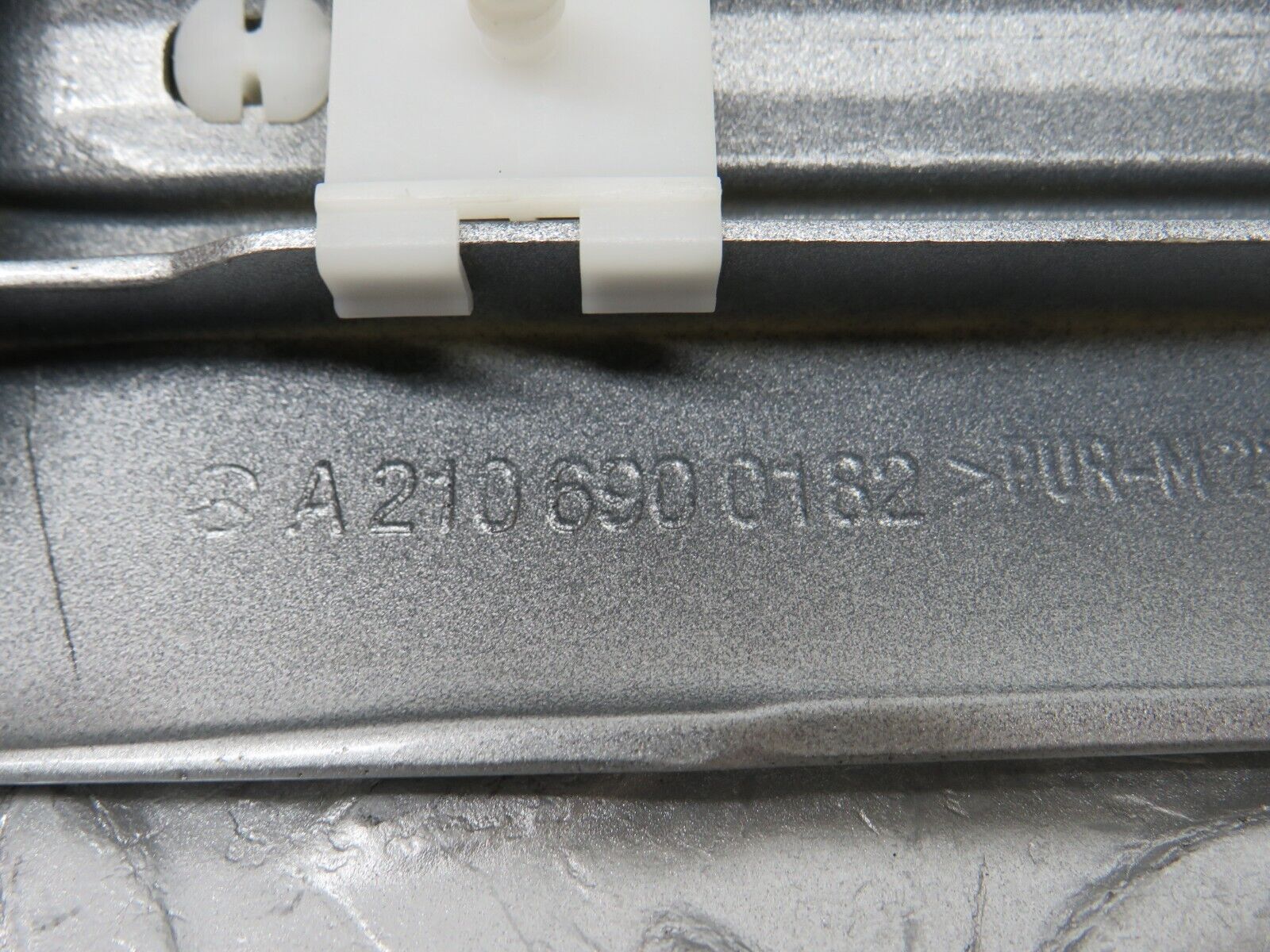 34718 Mercedes-Benz W210 320E Front Left Fender Wing Centre Moulding Trim 210690018