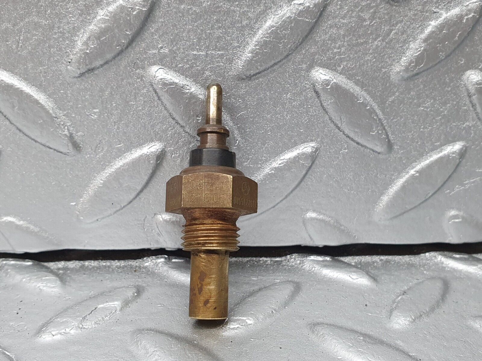 40860 Mercedes-Benz W123 300D Coolant Temperature Sensor Beru 0055422617