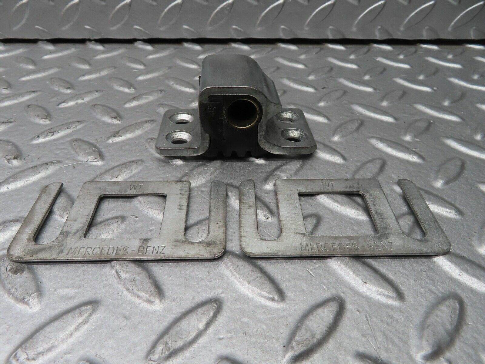 21518 Mercedes-Benz W126 300SE Door Lock Latch Left Side