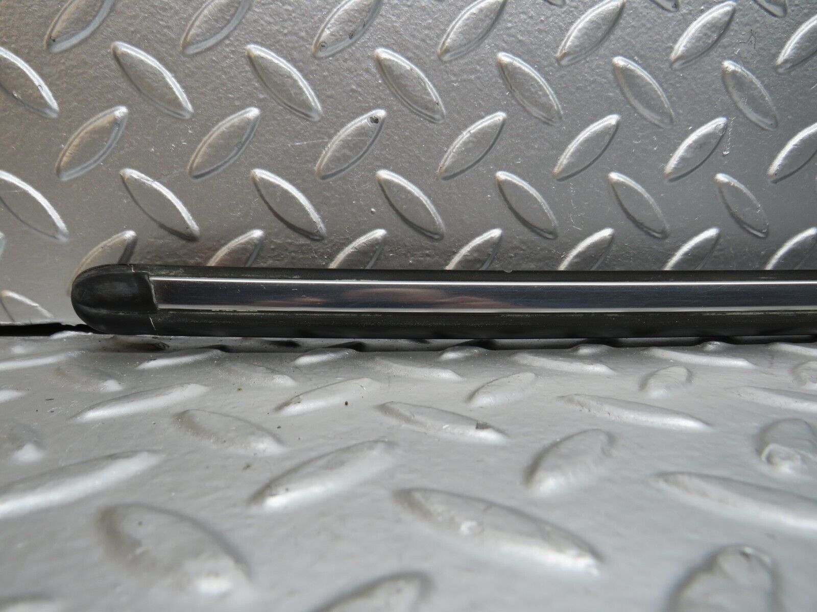 28619 Mercedes-Benz W123 280E Front Left Fender Wing Centre Moulding Trim