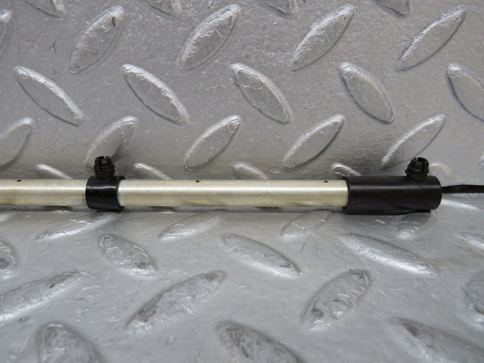 37141 Mercedes-Benz C126 420SEC Coupe Camshaft Oil Tube