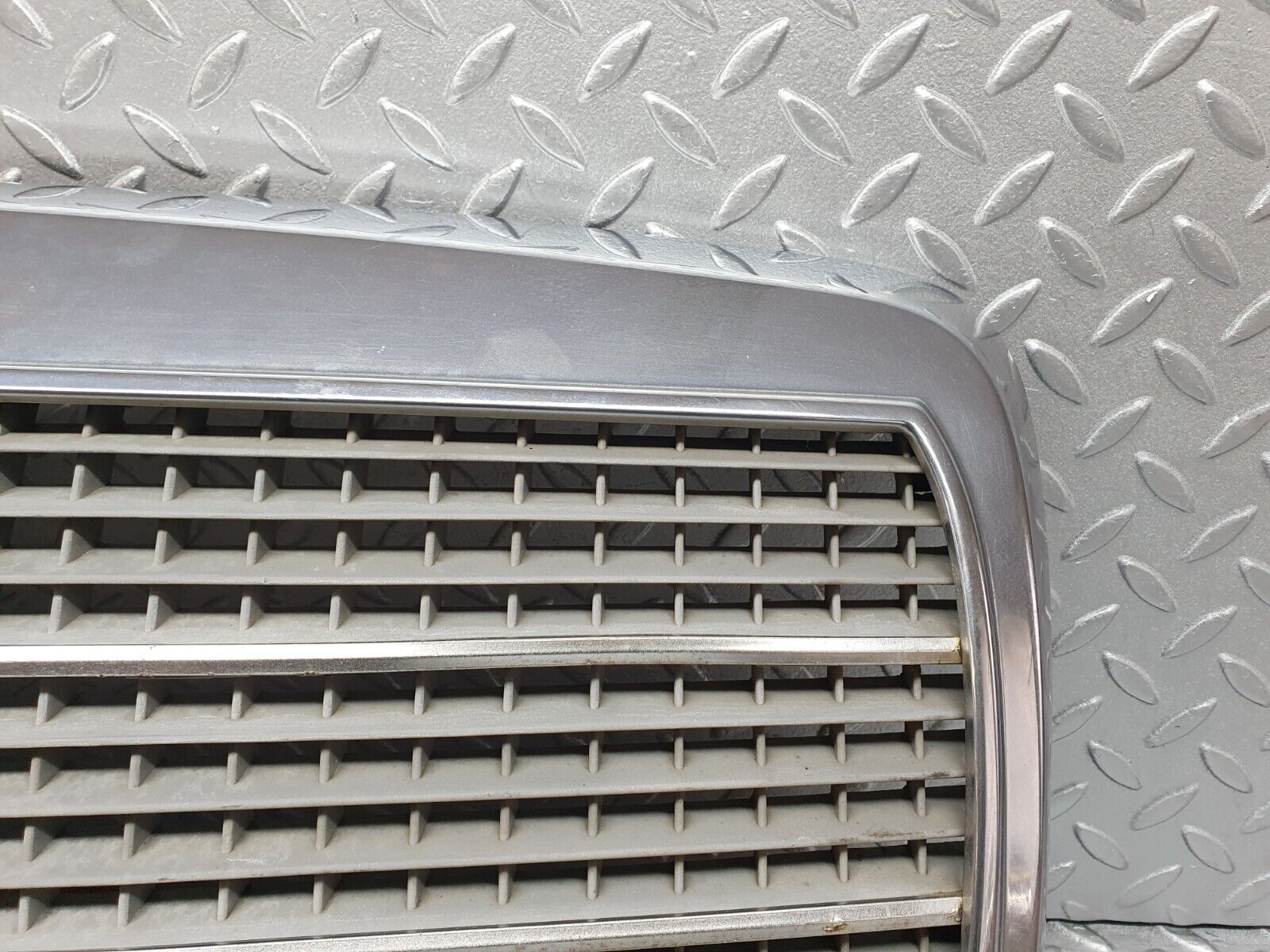 41221 Mercedes-Benz W126 300SE Bonnet Grill Chrome 1268880423