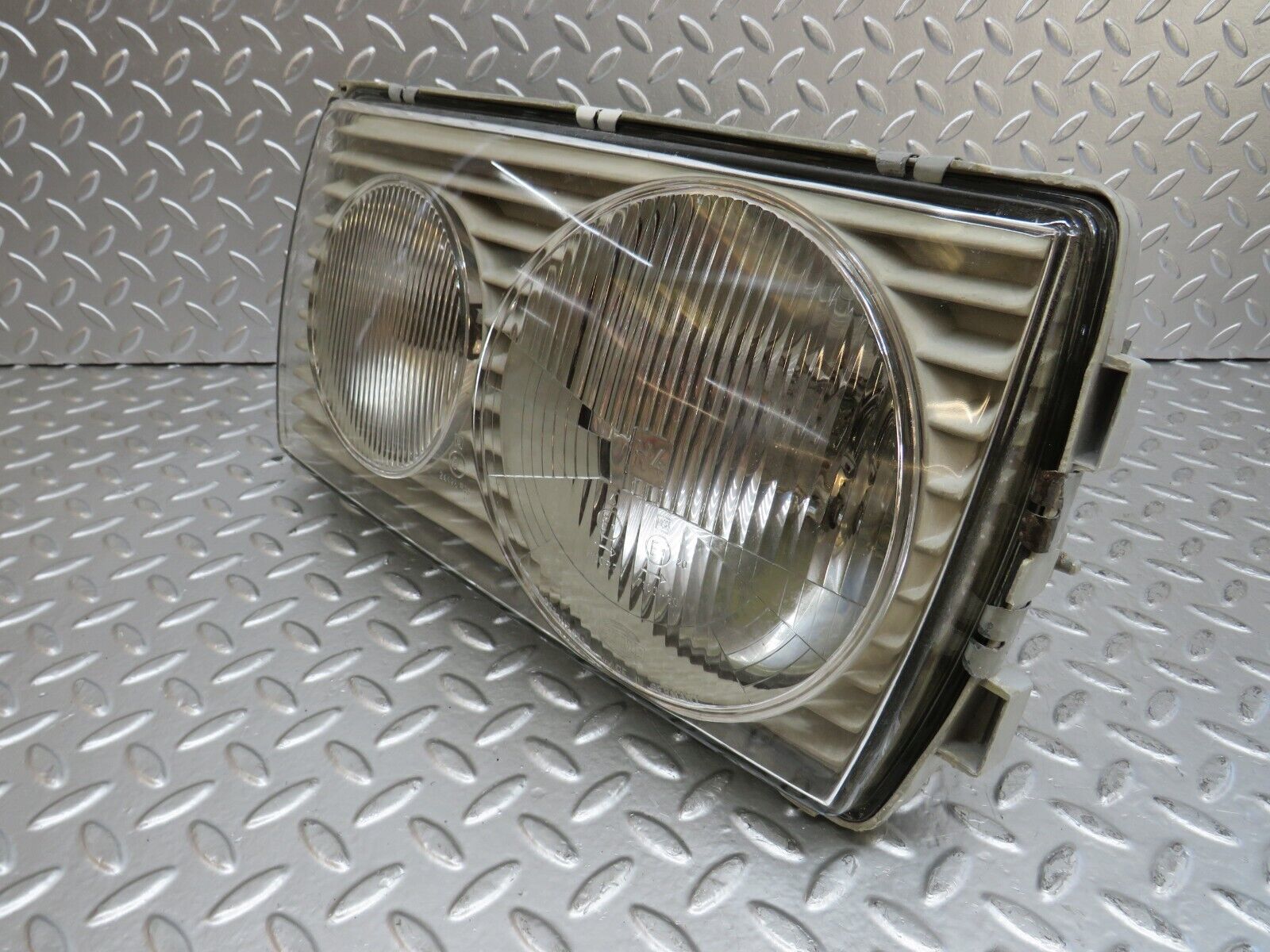 25398 Mercedes-Benz W123 200 Headlight Left Hella 11768300