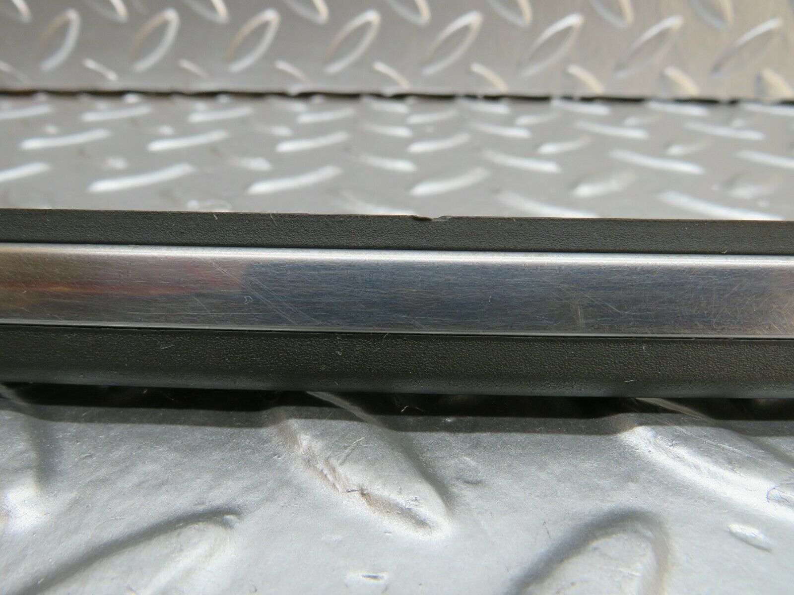 24008 Mercedes-Benz W123 280E Front Left Door Centre Moulding Trim