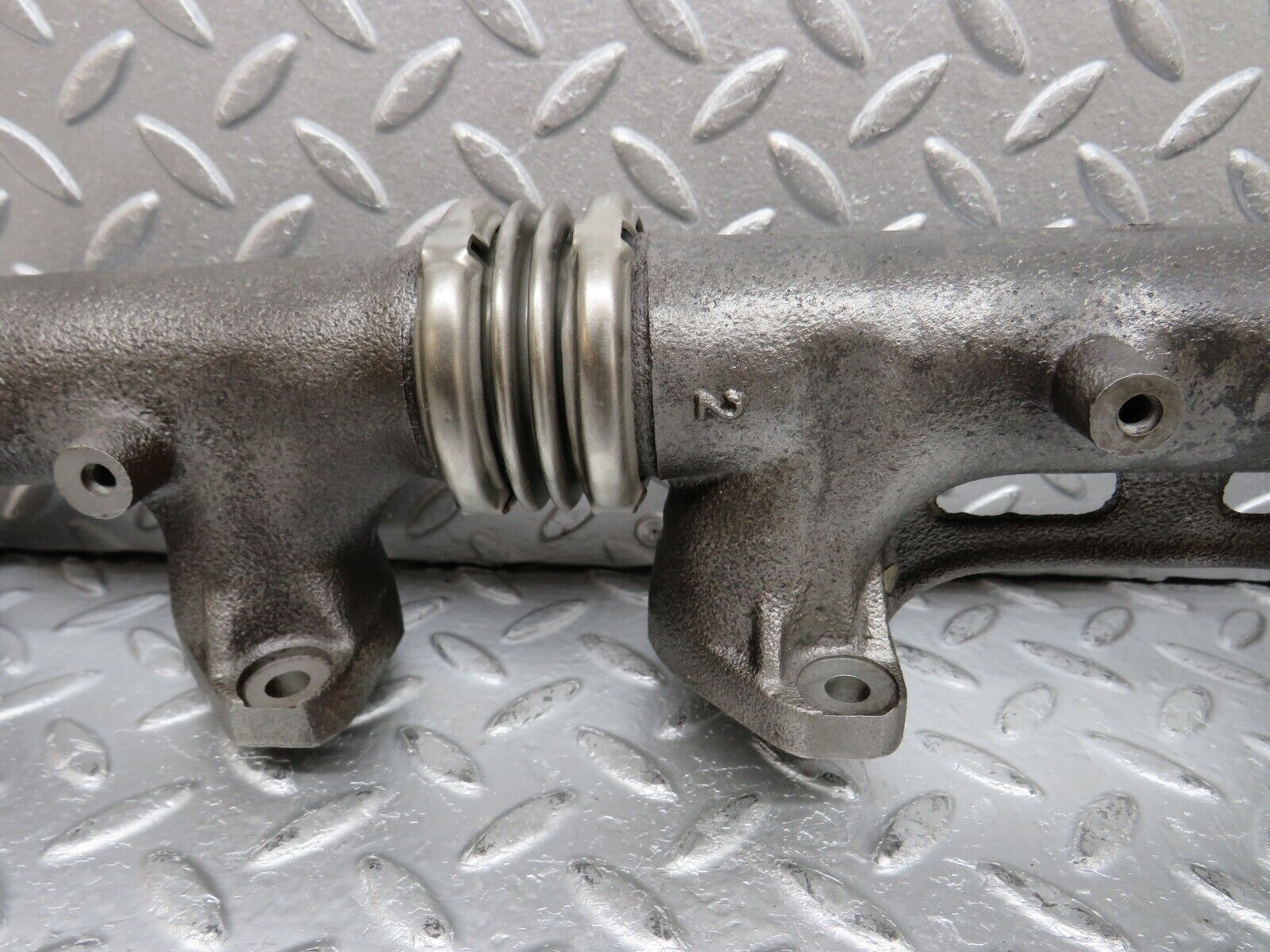 33115 Mercedes-Benz W126 380 V8 Exhaust Manifold Right 1161422402 1161420602