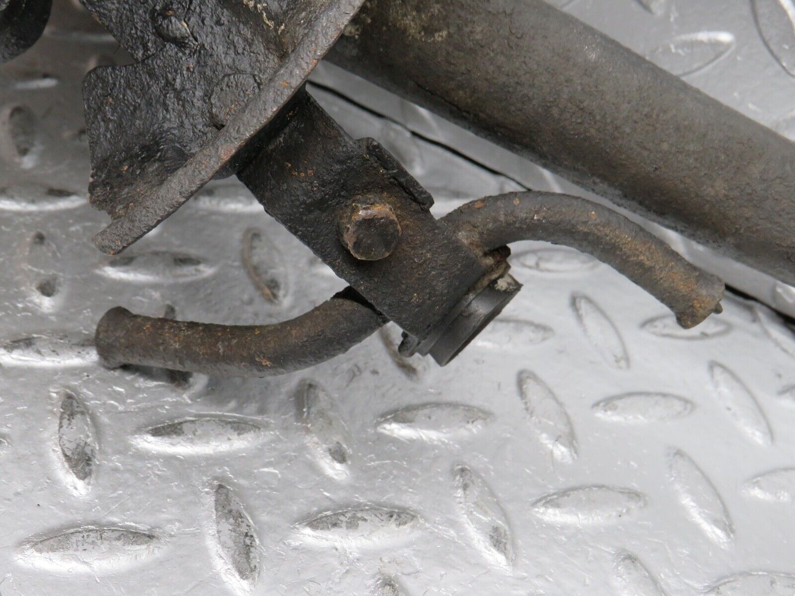 0381 Mercedes-Benz W108 280SE Complete Wheel Hub Front Left