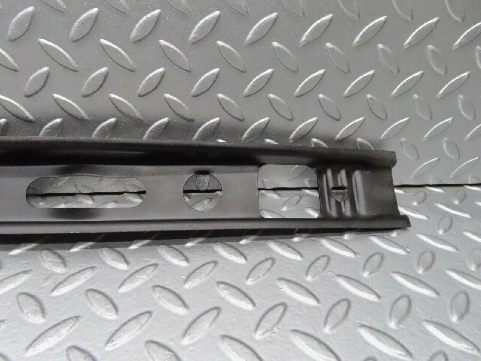 15351 Mercedes-Benz W123 230E Front Bumper Centre Bracket