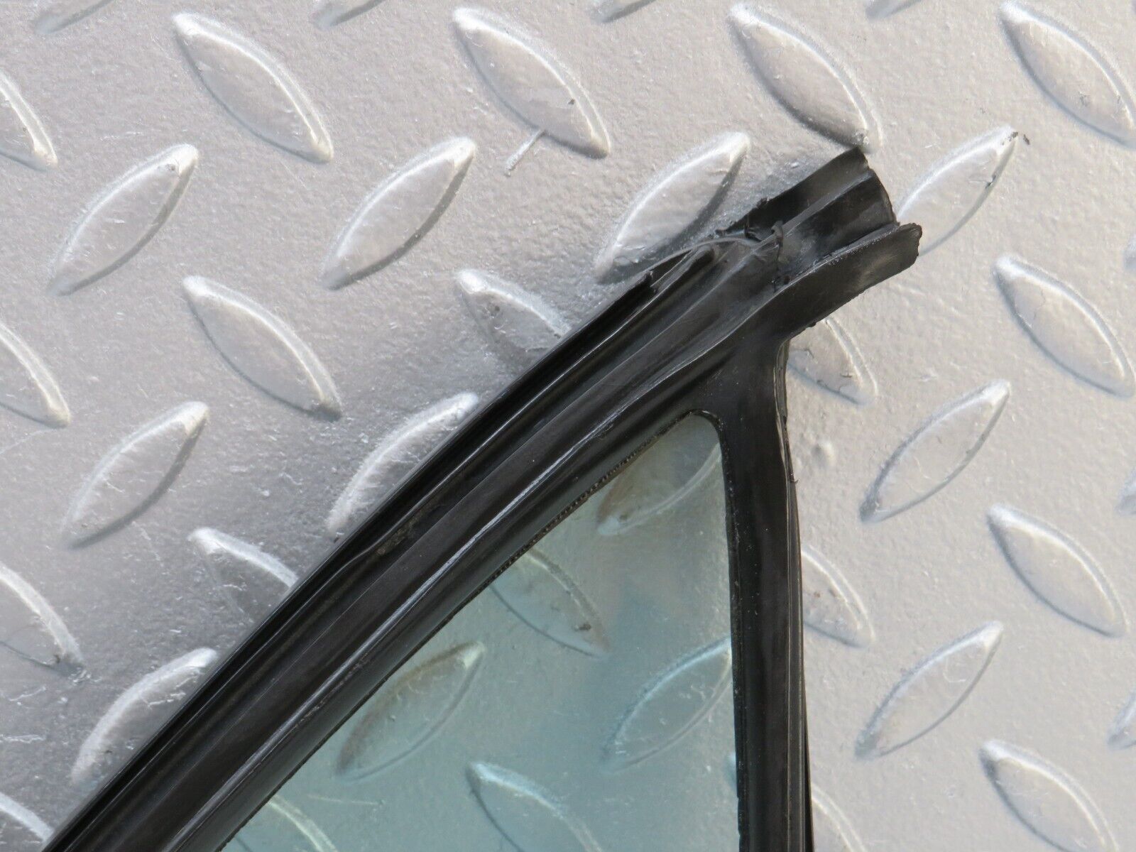 36063 Mercedes-Benz W126 420SE Rear Left Quarter Window 1267350124