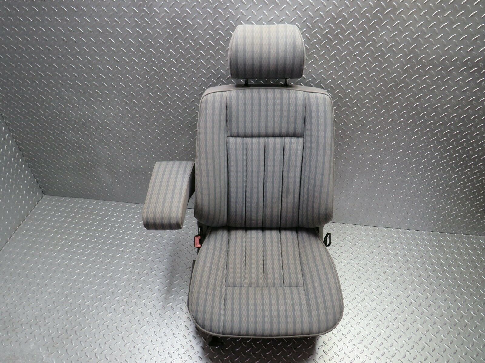 24370 Mercedes-Benz S124 220TE Wagon Front Left Seat Grey