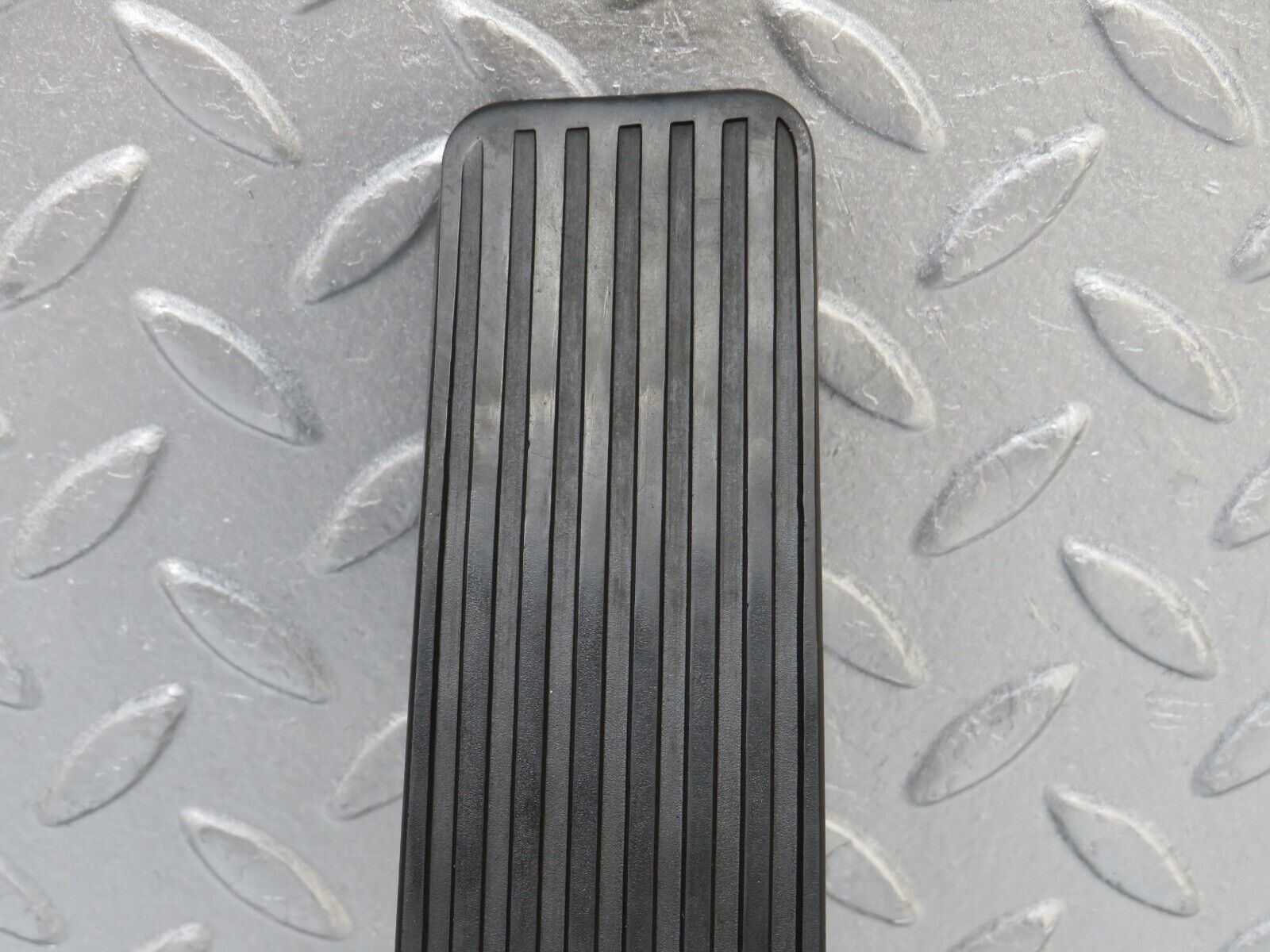 36568 Mercedes-Benz W201 190E 2.0L Accelerator Pedal & Rubber 1263000504 1233010082