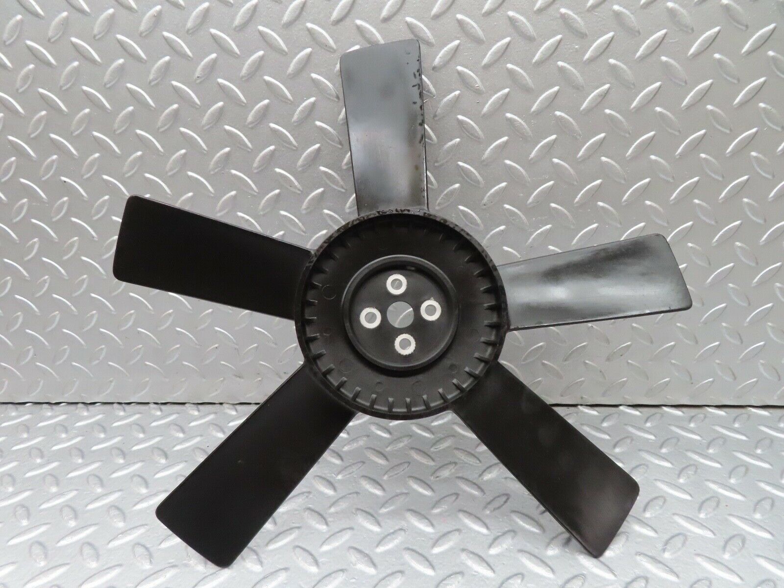 17938 Mercedes-Benz W123 200 Engine Cooling Fan 1152050406