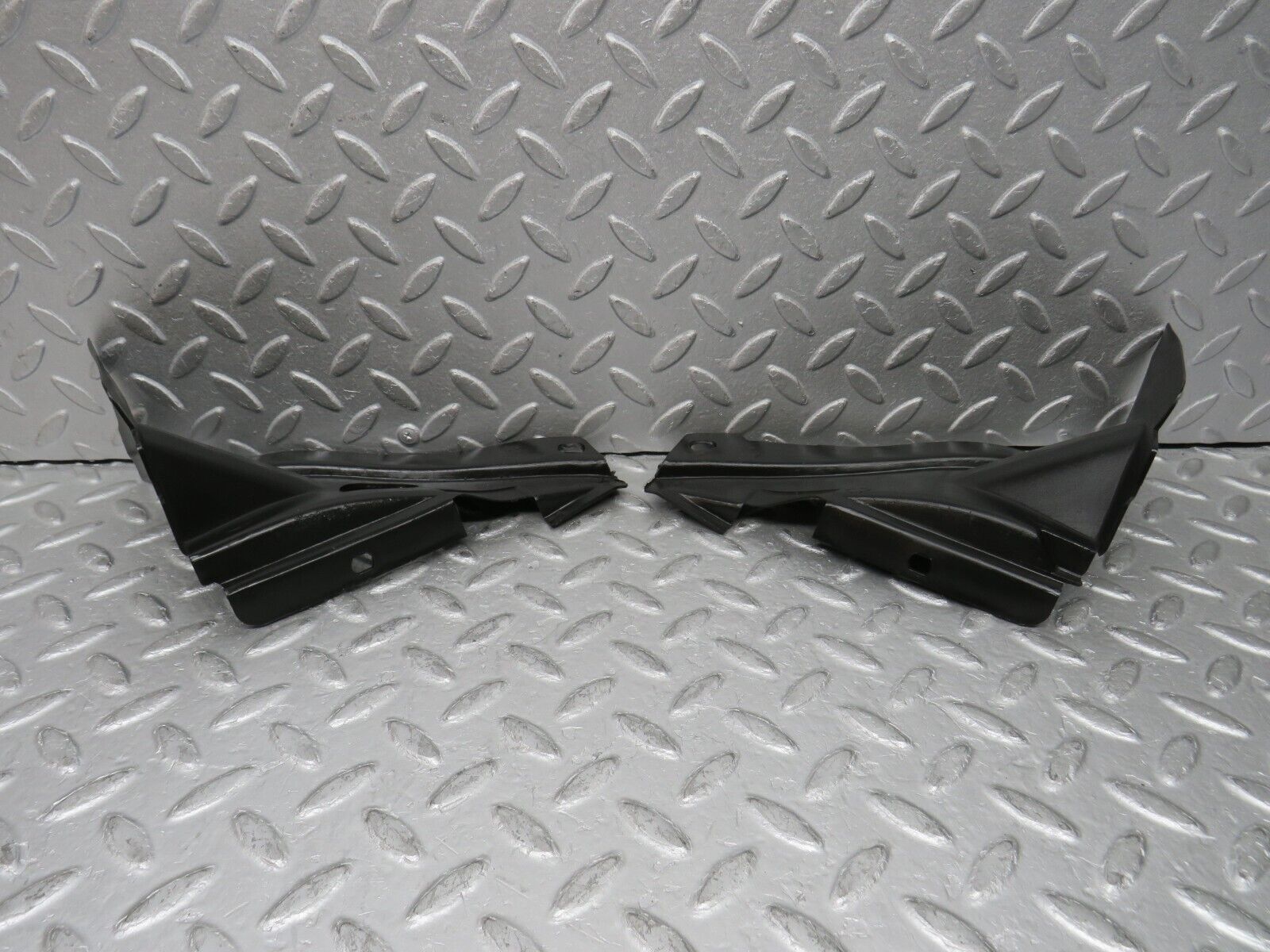 37777 Mercedes-Benz A124 320E Cabriolet Covering Side Member Pair 1246280907 1246281007