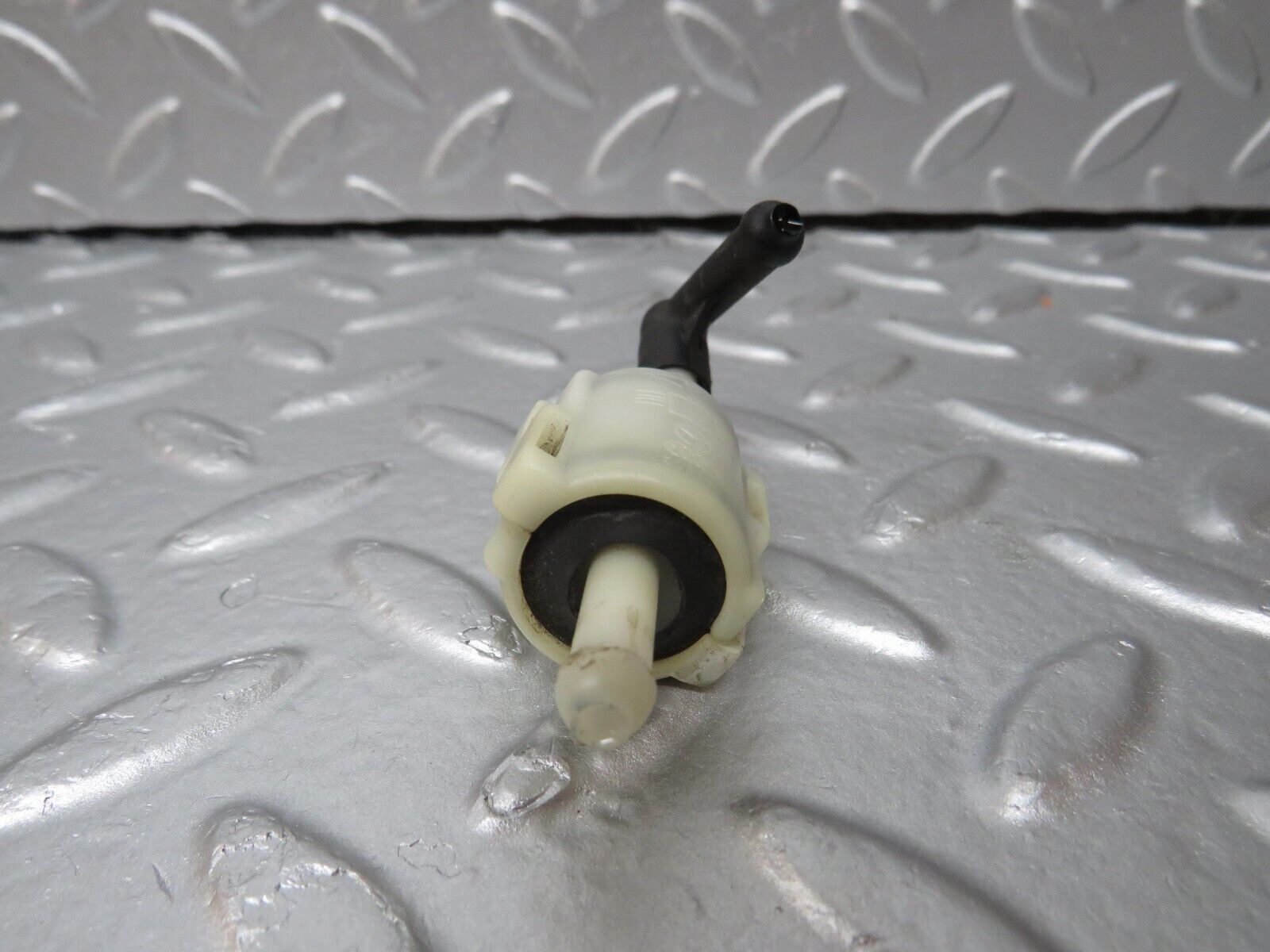 34004 Mercedes-Benz W124 260E Windscreen Washer Fluid Distributor