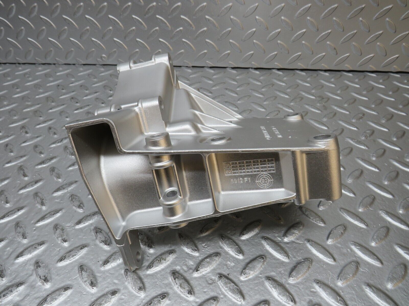 31879 Mercedes-Benz W201 190LE 1.8L Power Steering Pump Bracket 1022361330