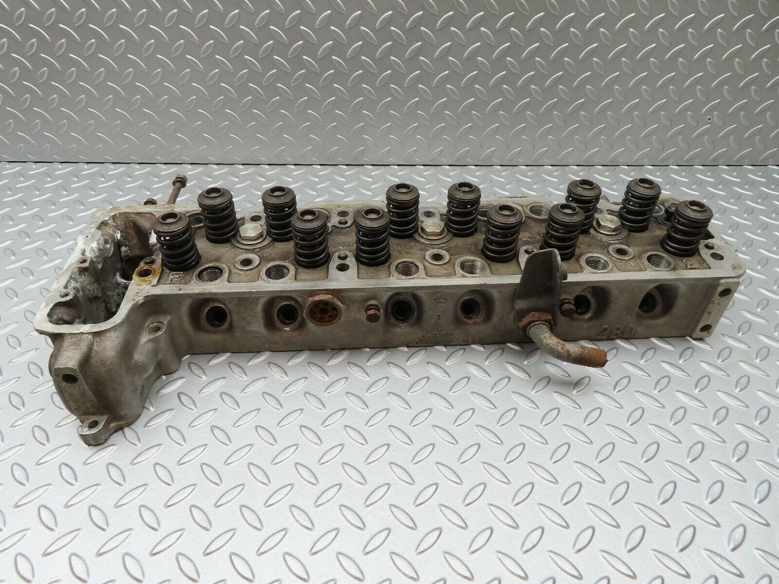 3676 Mercedes-Benz W108 280SE Cylinder Head 1300160001