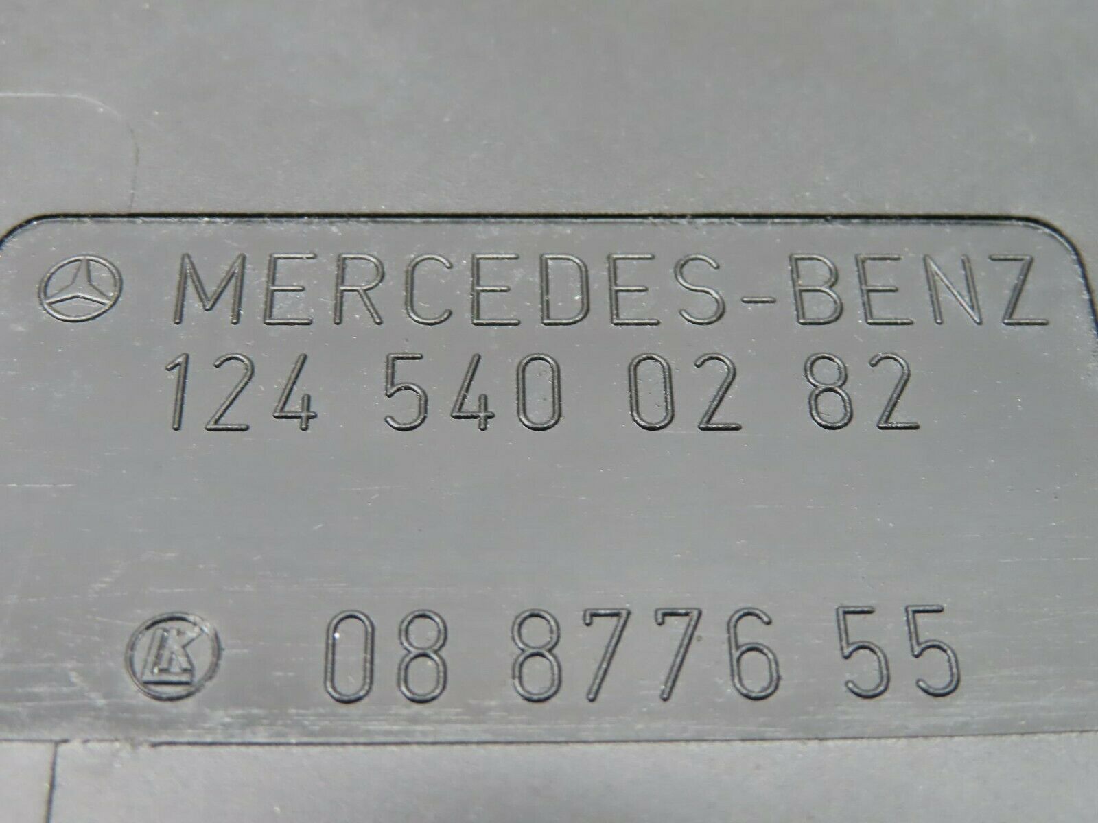 16286 Mercedes-Benz W124 260E Fuse Box Cover Lid 1245400182