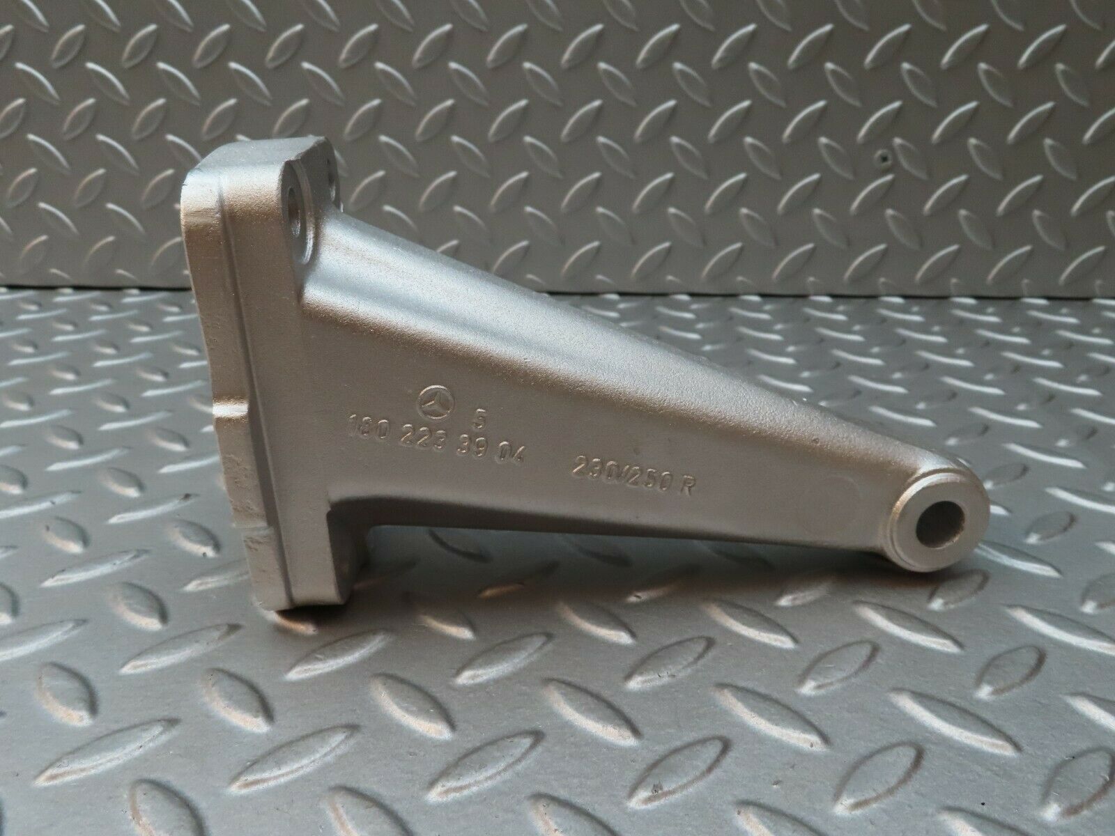 4683 Mercedes-Benz W114 280CE Coupe Engine Mount Bracket Right Side 1802233904