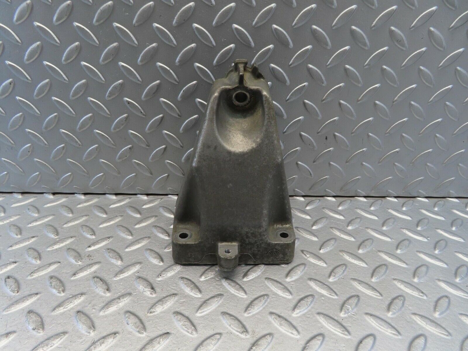 11278 Mercedes-Benz W221 S320 Engine Mount Bracket Right Side 6422230504