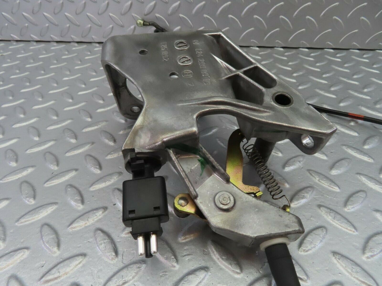 10430 Mercedes-Benz W201 190E Brake Pedal Bracket 1242900919