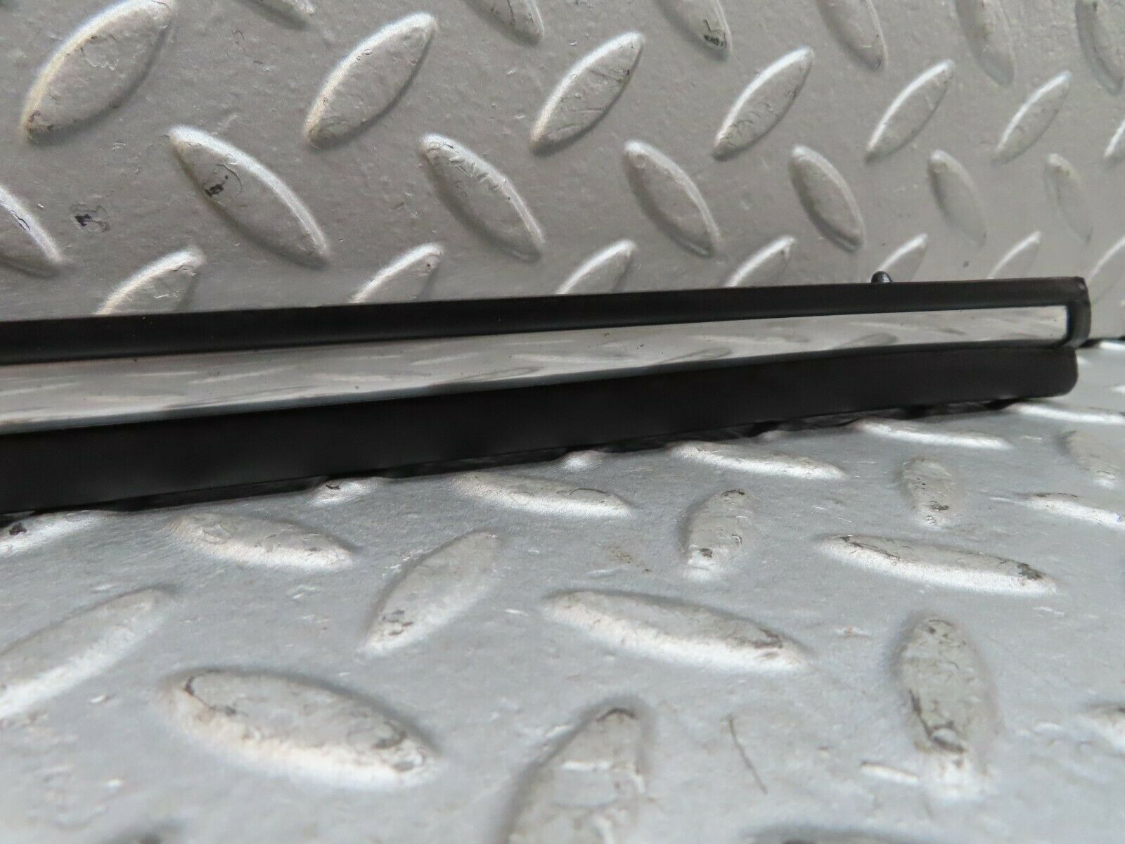 17891 Mercedes-Benz W116 450SEL Front Left Fender Wing Centre Chrome Trim