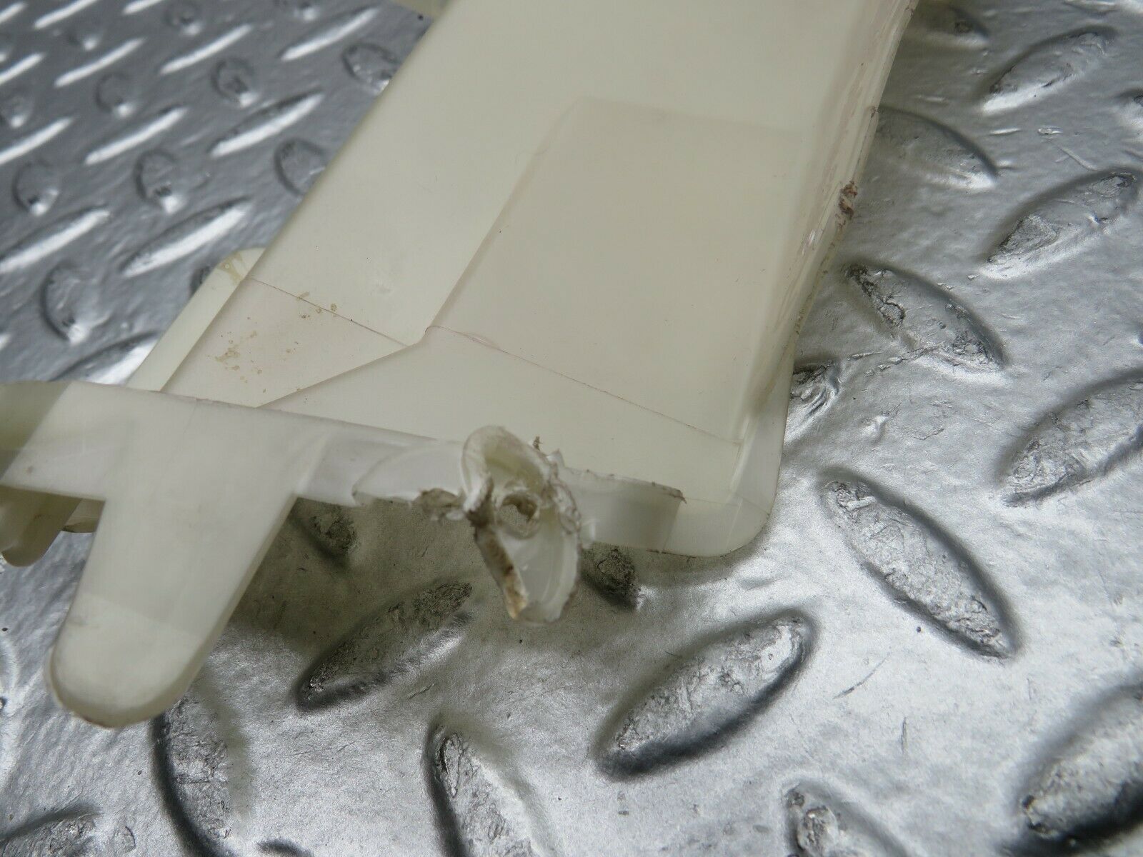 22448 Mercedes-Benz C124 E220 Right Door Lock Mechanism Cover 1247232008