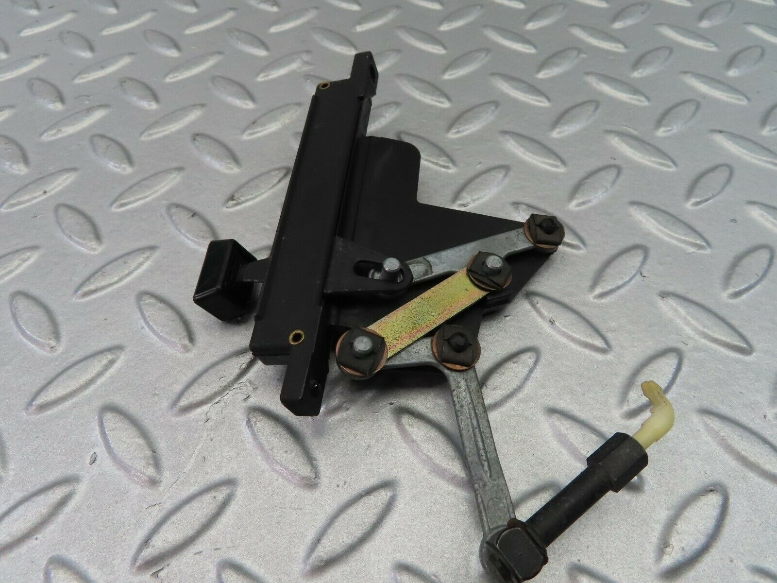 7469 Mercedes-Benz W116 450SE. Heater Control Lever Mechanism