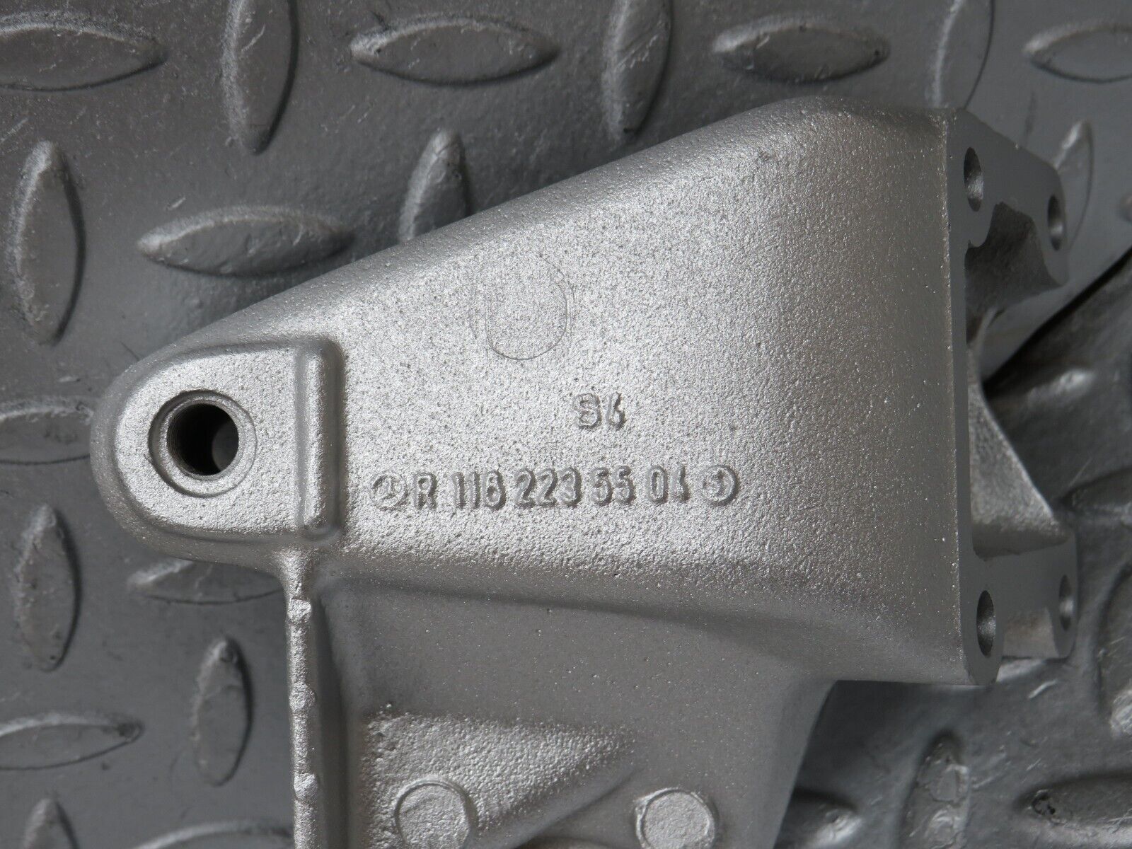 36352 Mercedes-Benz W126 420SE Engine Mount Bracket Right Side 1162235504