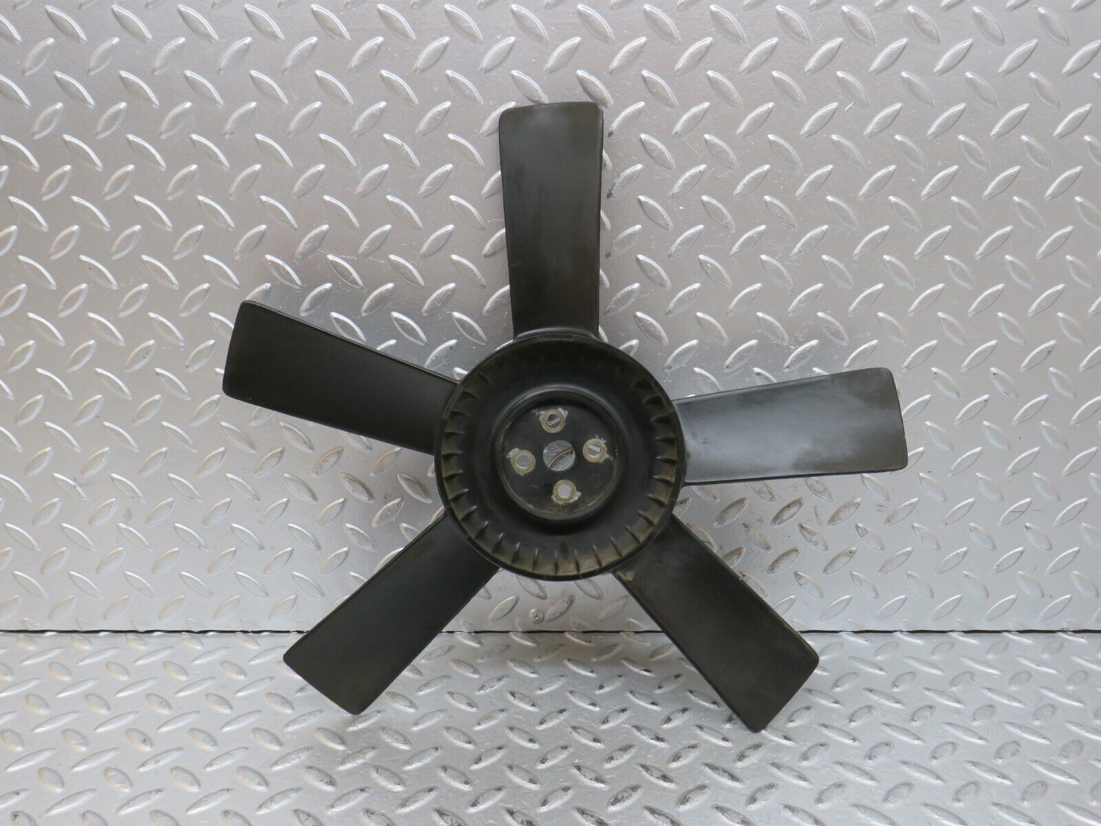 28438 Mercedes-Benz S123 240D Wagon Engine Cooling Fan 01152050406