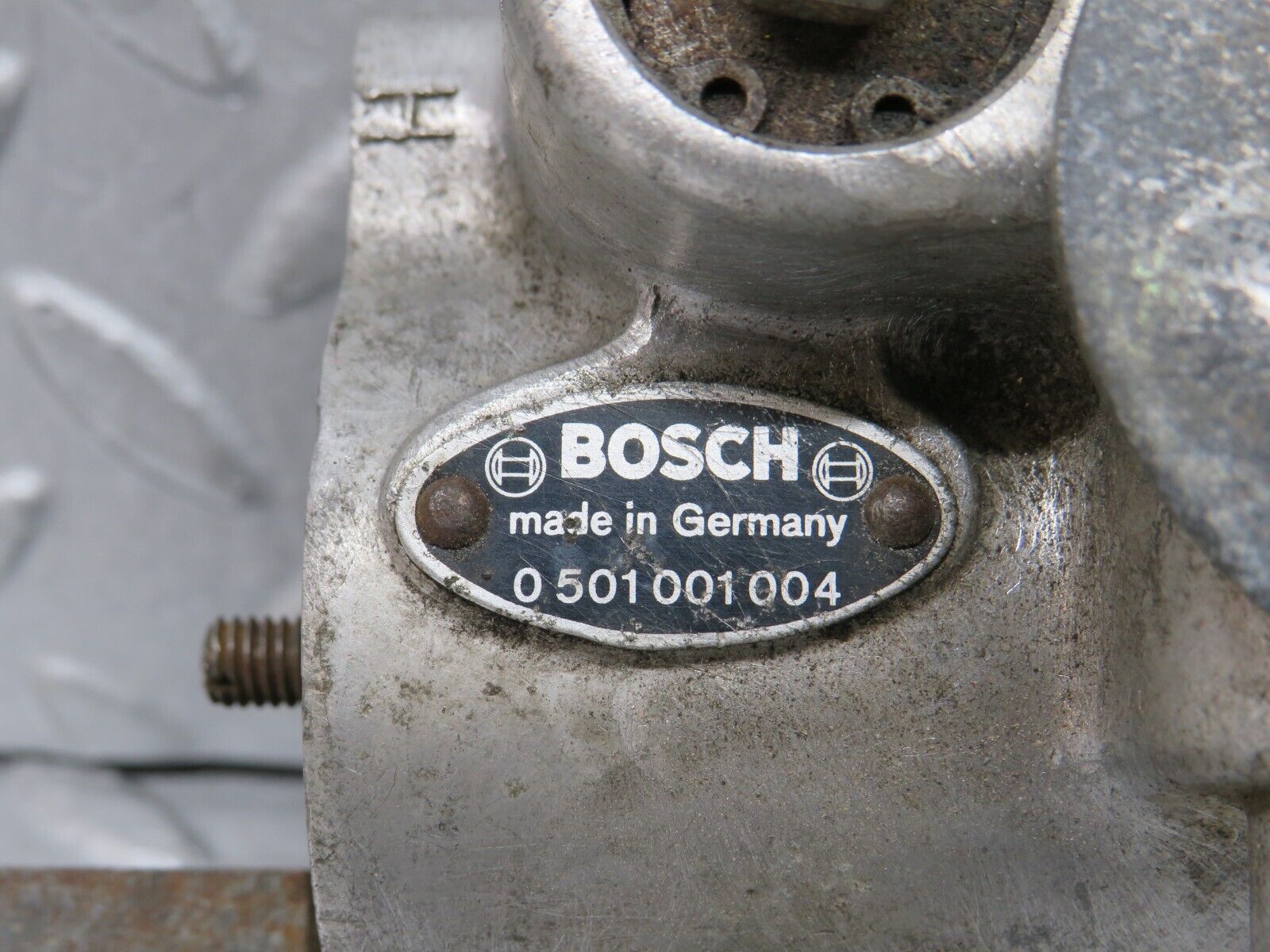 37347 Mercedes-Benz W109 300SEL Air Suspension Valve Bosch 0501001004