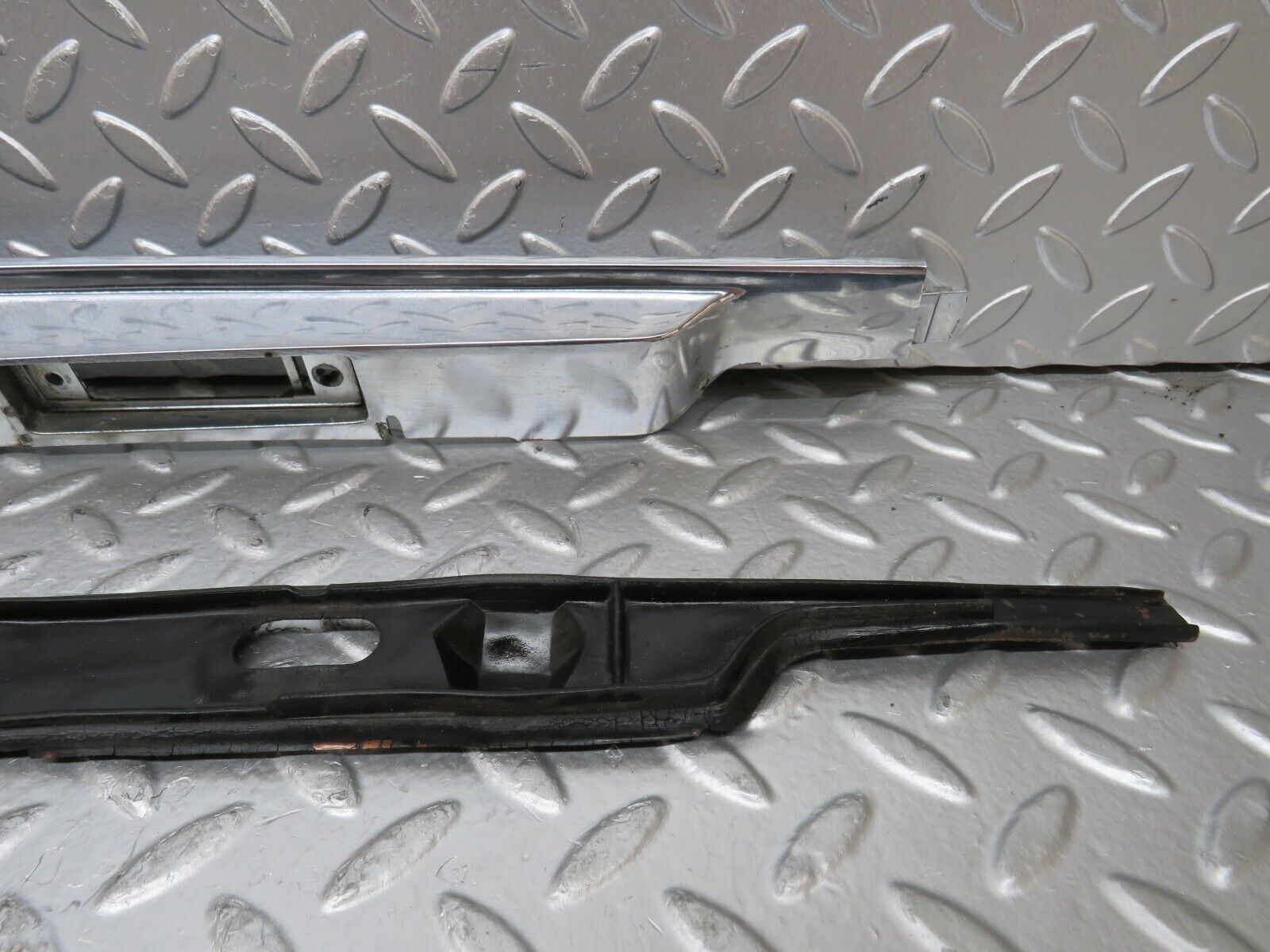 26038 Mercedes-Benz W116 450SE number Plate Light Holder Moulding 1166900580