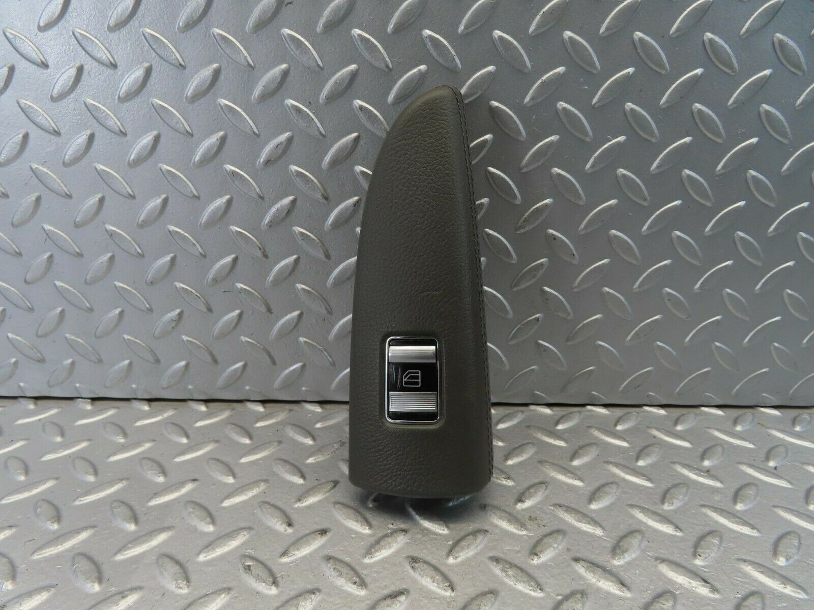 11182 Mercedes-Benz W221 S320 Front Left Window Control Switch P0107070