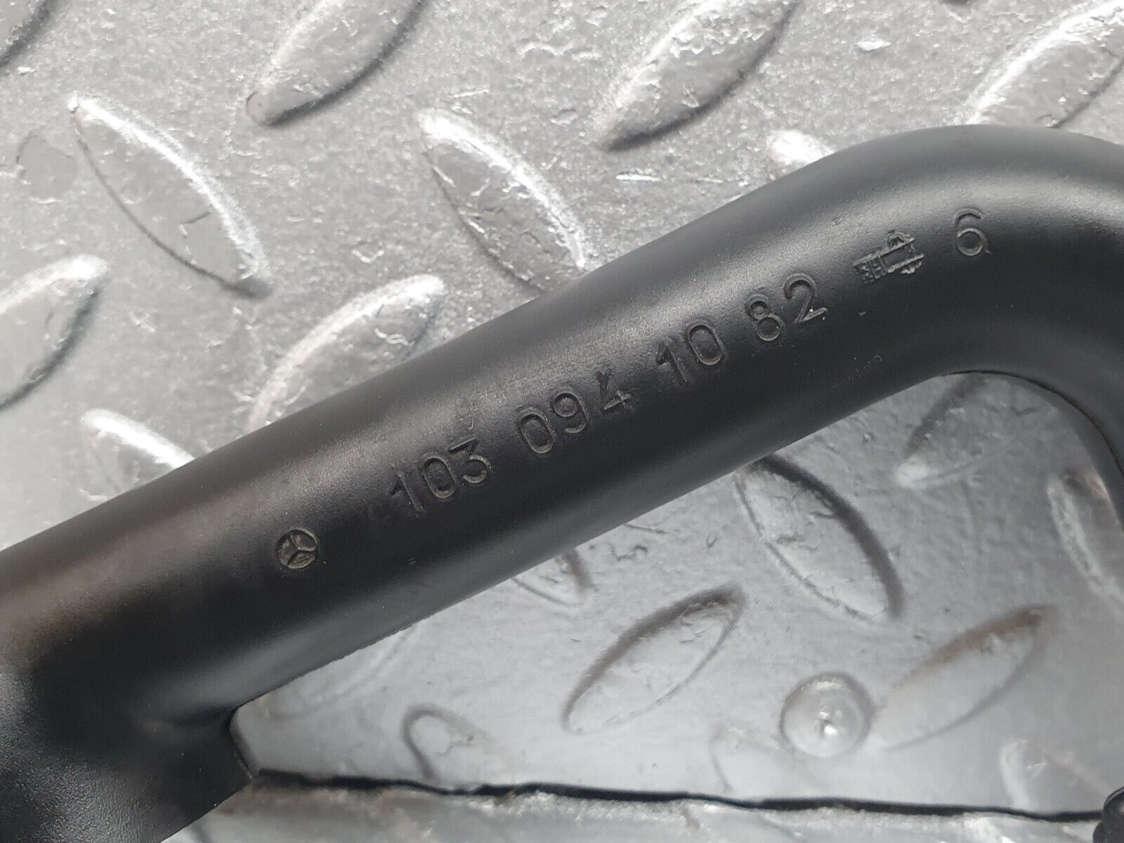 40982 Mercedes-Benz W126 300SE Crank Case Breather Hose 1030941082